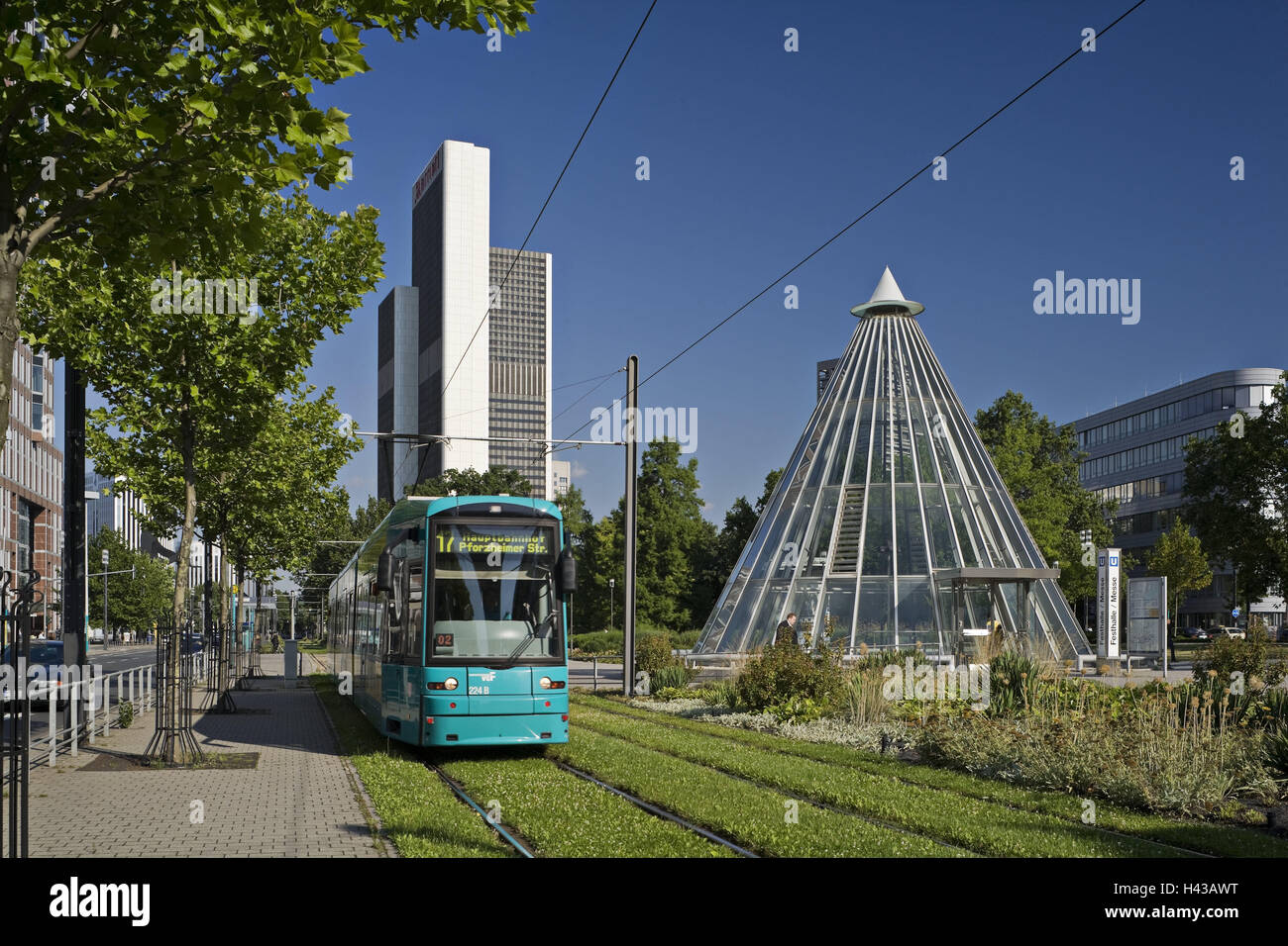Deutschland, Hessen, Frankfurt am Main, Messegelände, Straßenbahn, Stadt, Masse Town, Masse, Architektur, Gebäude, Turm, Hochhaus, Verkehr, Transport, öffentlich, bedeutet Schiene Transporte, Straßenbahn, außerhalb, Pyramide, Pyramide, Stockfoto