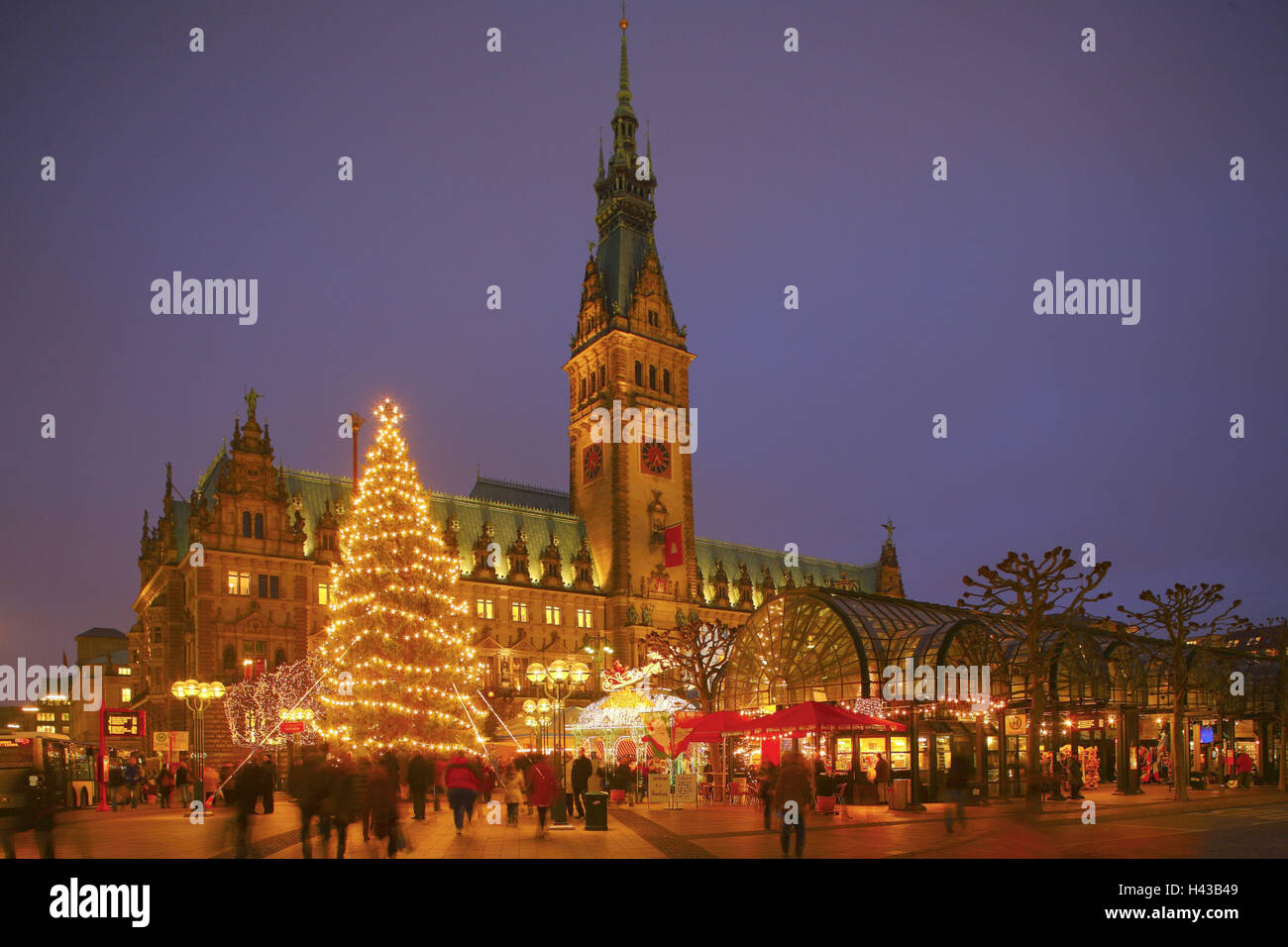 Deutschland, Hamburg, Rathaus, Weihnachtsmarkt, Beleuchtung, Abend, Stockfoto