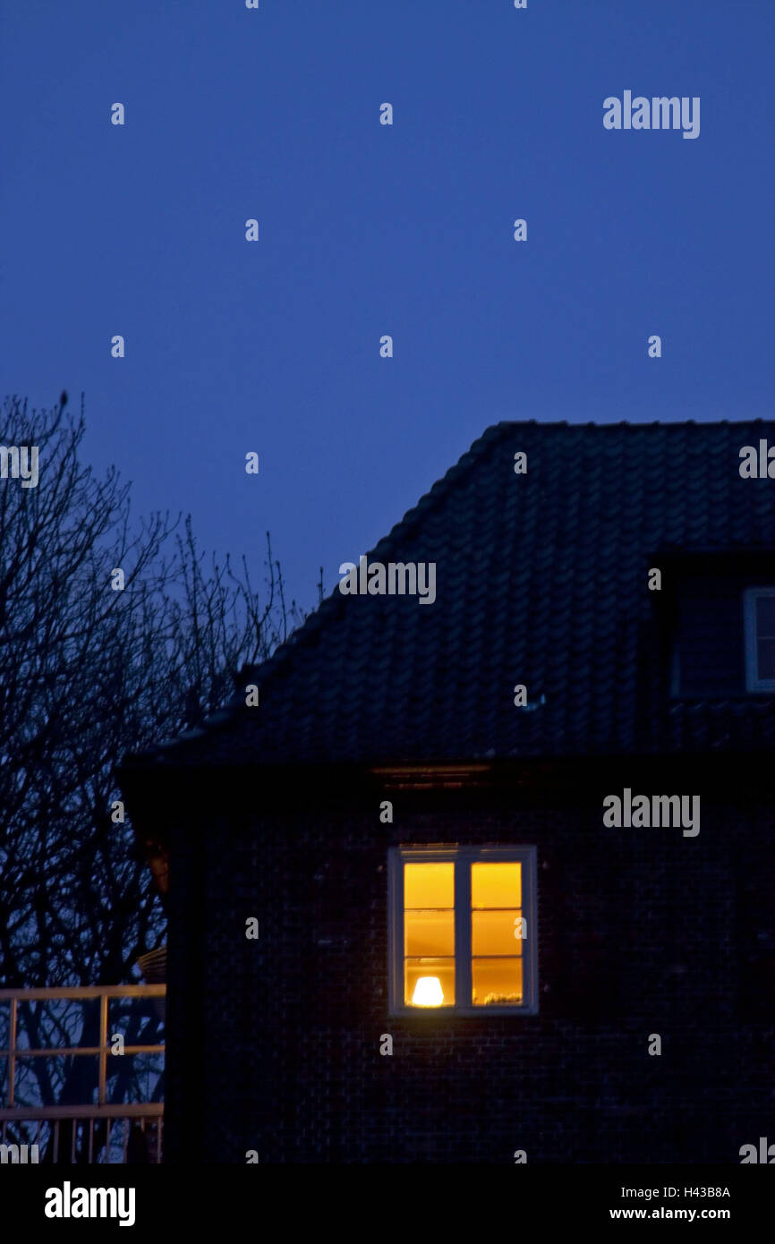 Wohnhaus, Detail, Fenster, Beleuchtung, Abend, draußen, Fenster, Licht, beleuchtet, Haus, Eckernförde, Deutschland, Schleswig - Holstein, Rest, einsam, Nacht, Dämmerung, schlaflos, Schlaflosigkeit, Lampe, menschenleer Stockfotografie