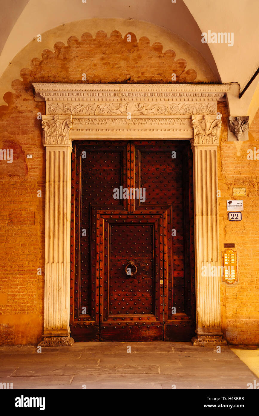 Reich verzierte Tür mit Klopfer in Bologna, Emilia-Romagna, Italien Stockfoto