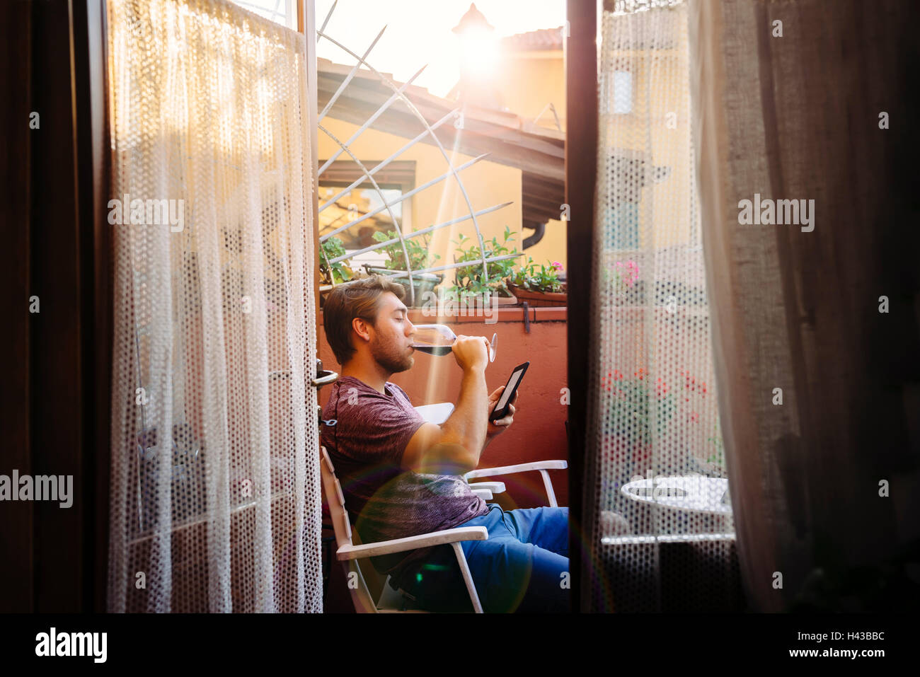 Kaukasischen Mann liest digital-Tablette trinken Rotwein Stockfoto