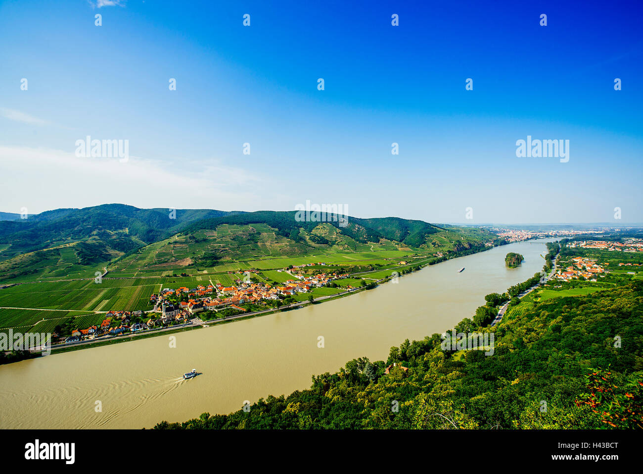 Boote am Fluss in der Nähe von Dorf Stockfoto