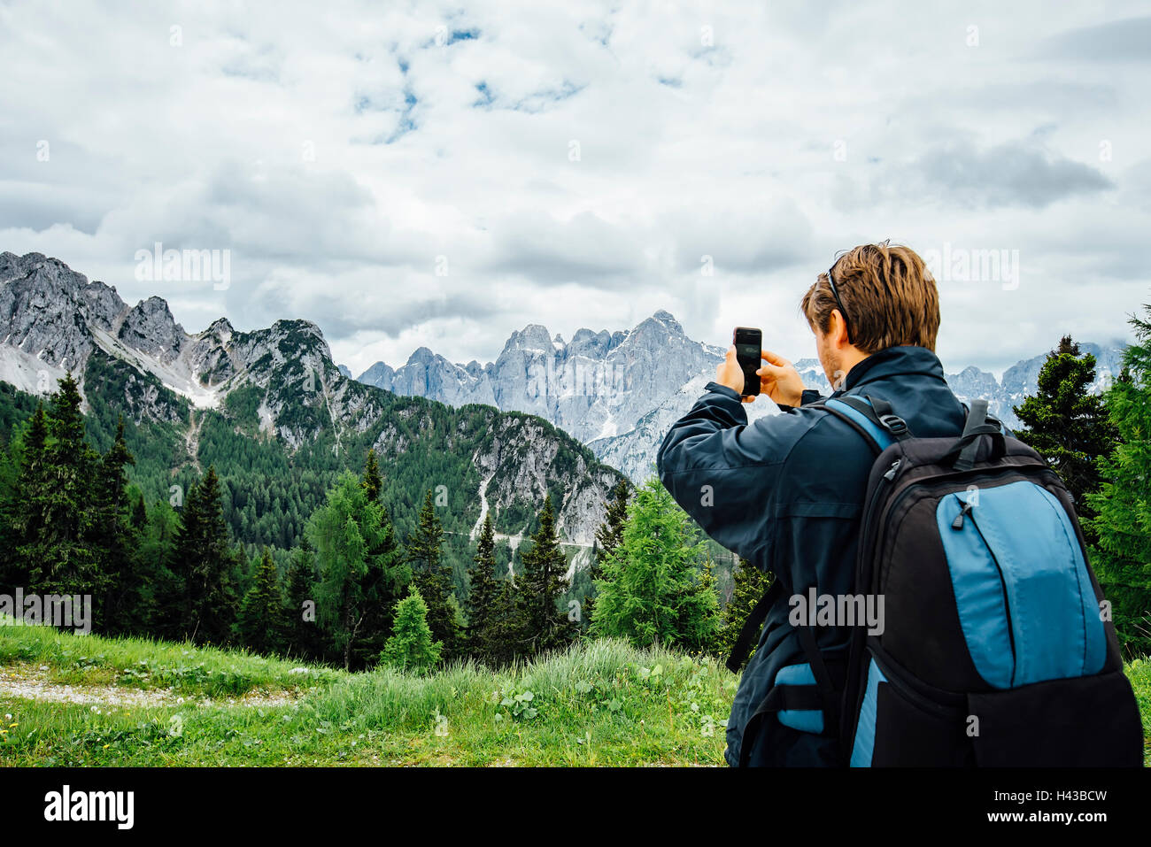 Kaukasischen Mann Fotografieren Bergkette mit Handy Stockfoto