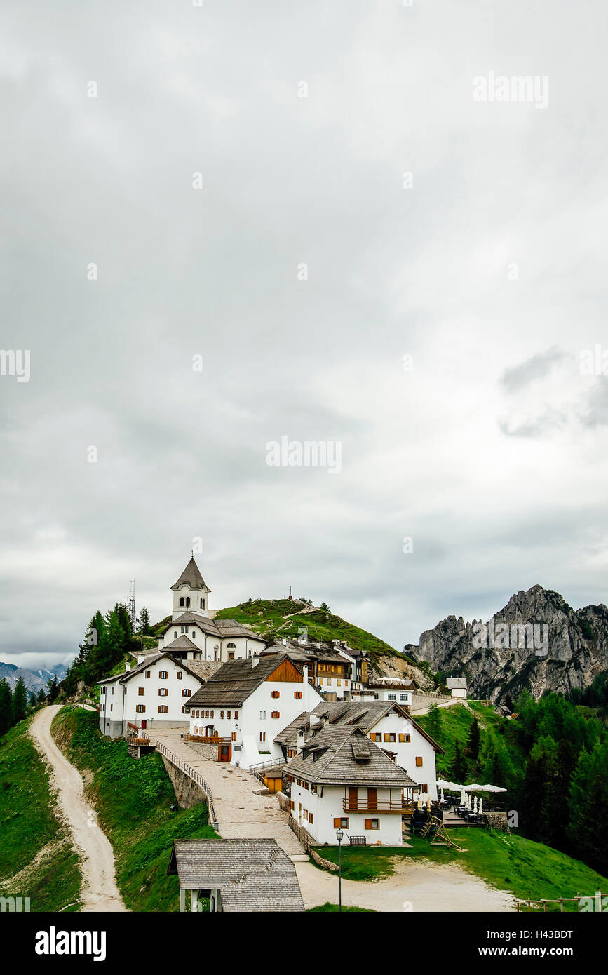 Häuser auf Hügel, Tarvisio, Wien, Österreich Stockfoto