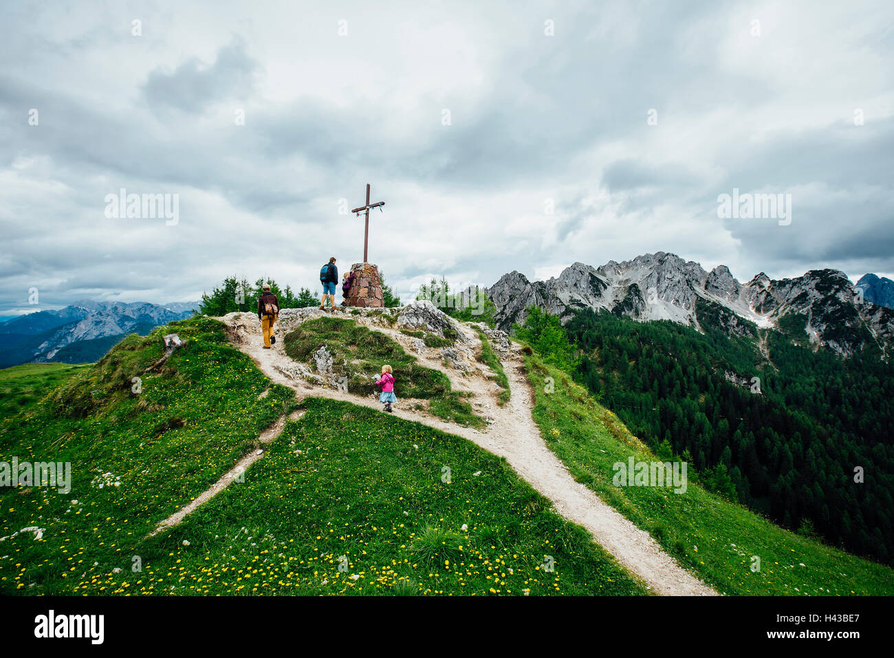 Menschen Sie klettern Hügel, Kruzifix, Tarvisio, Wien, Österreich Stockfoto