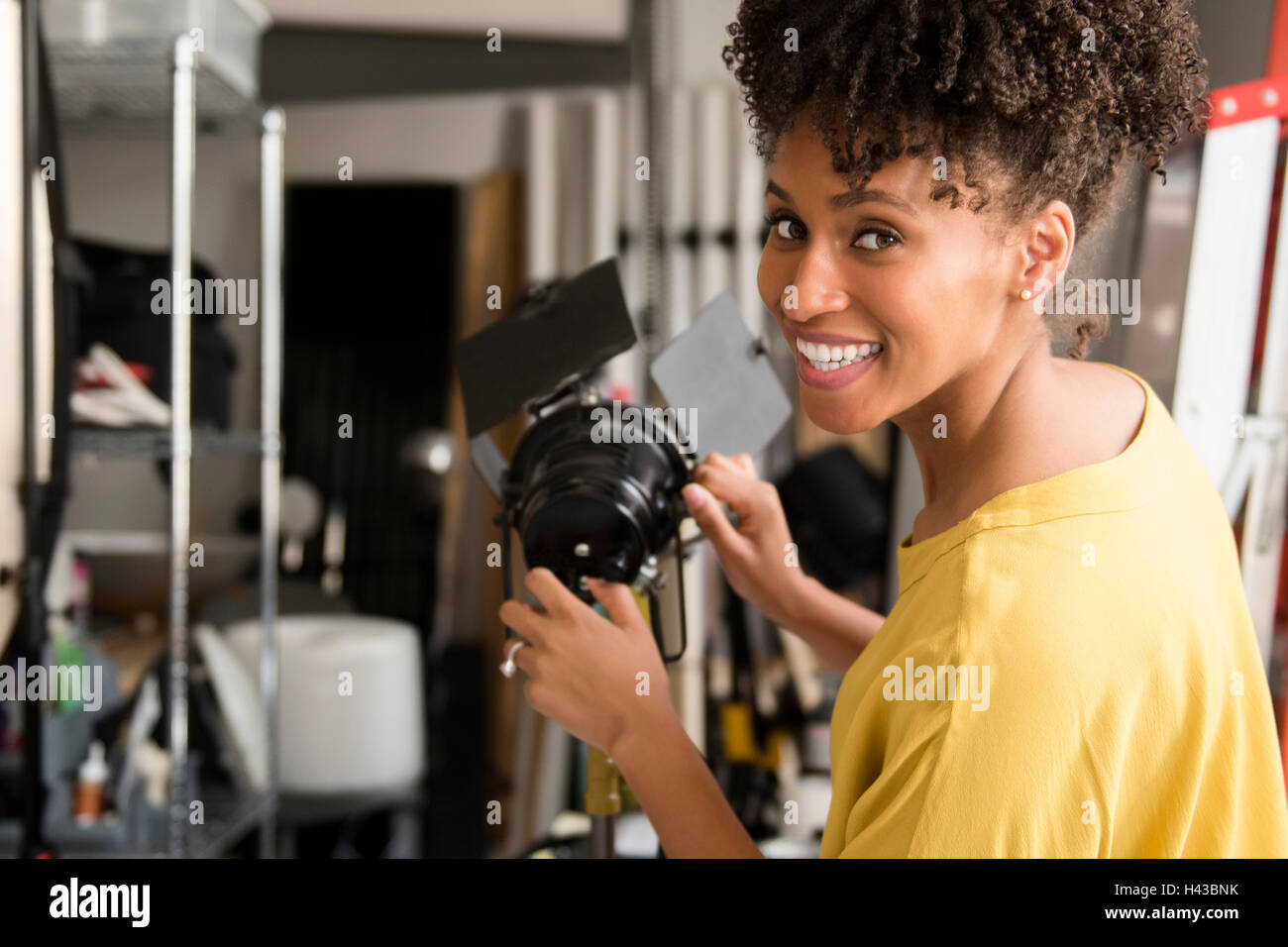 Schwarze Fotograf anpassen Lampe im studio Stockfoto