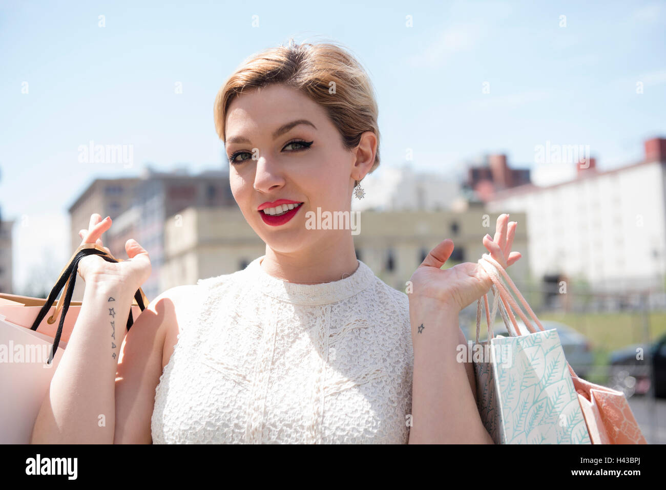 Kaukasische Frau anzeigen Einkaufstaschen Stockfoto