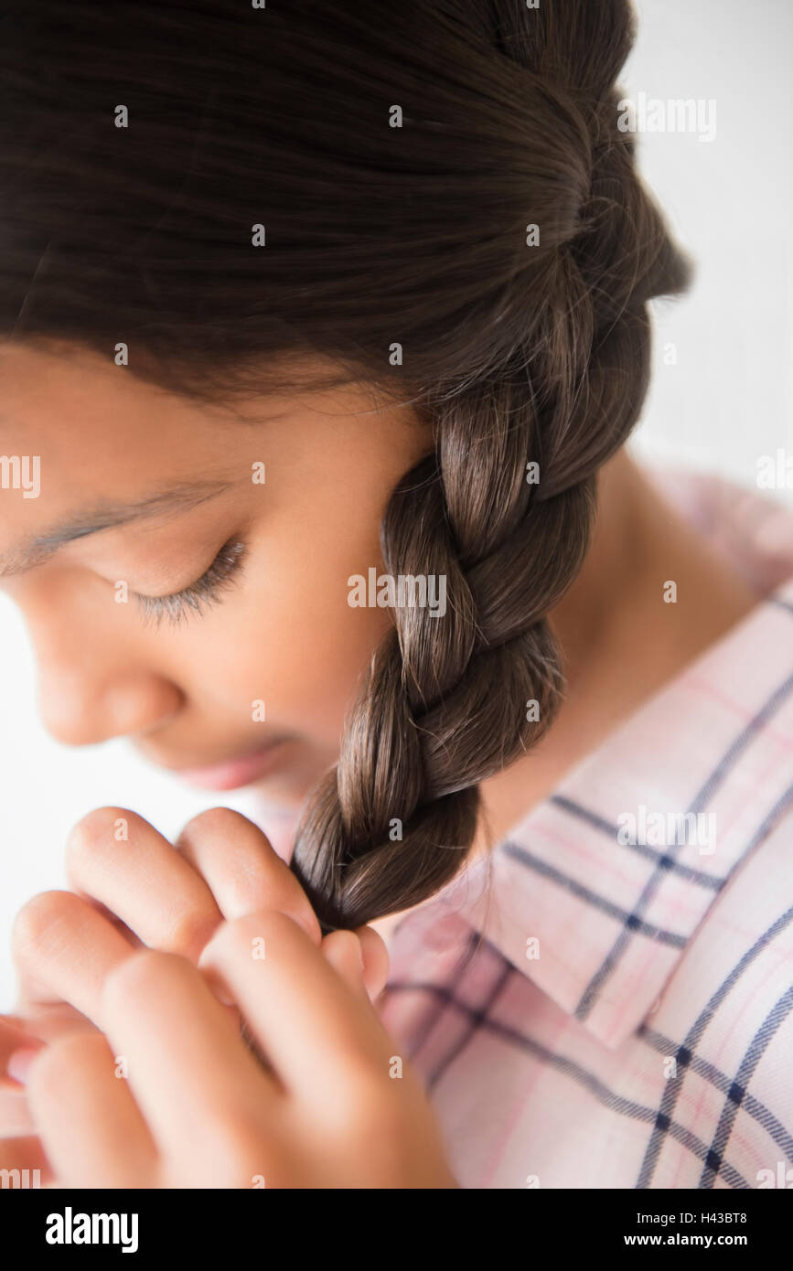 Gemischte Rennen Mädchen Flechten Haare Stockfoto