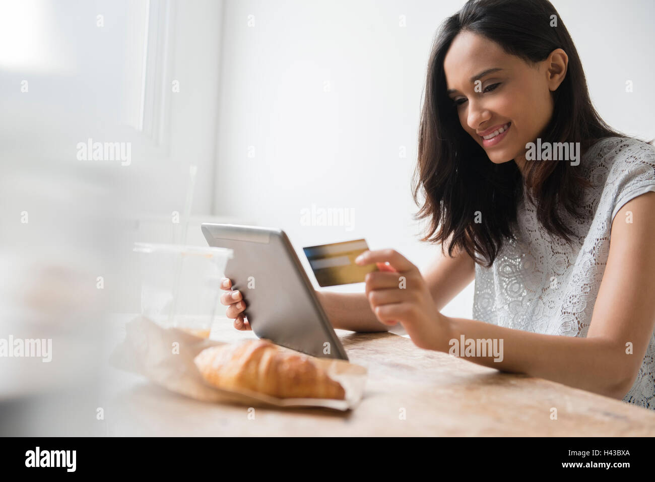 Gemischte Rennen Frau online-shopping mit Kreditkarte Stockfoto