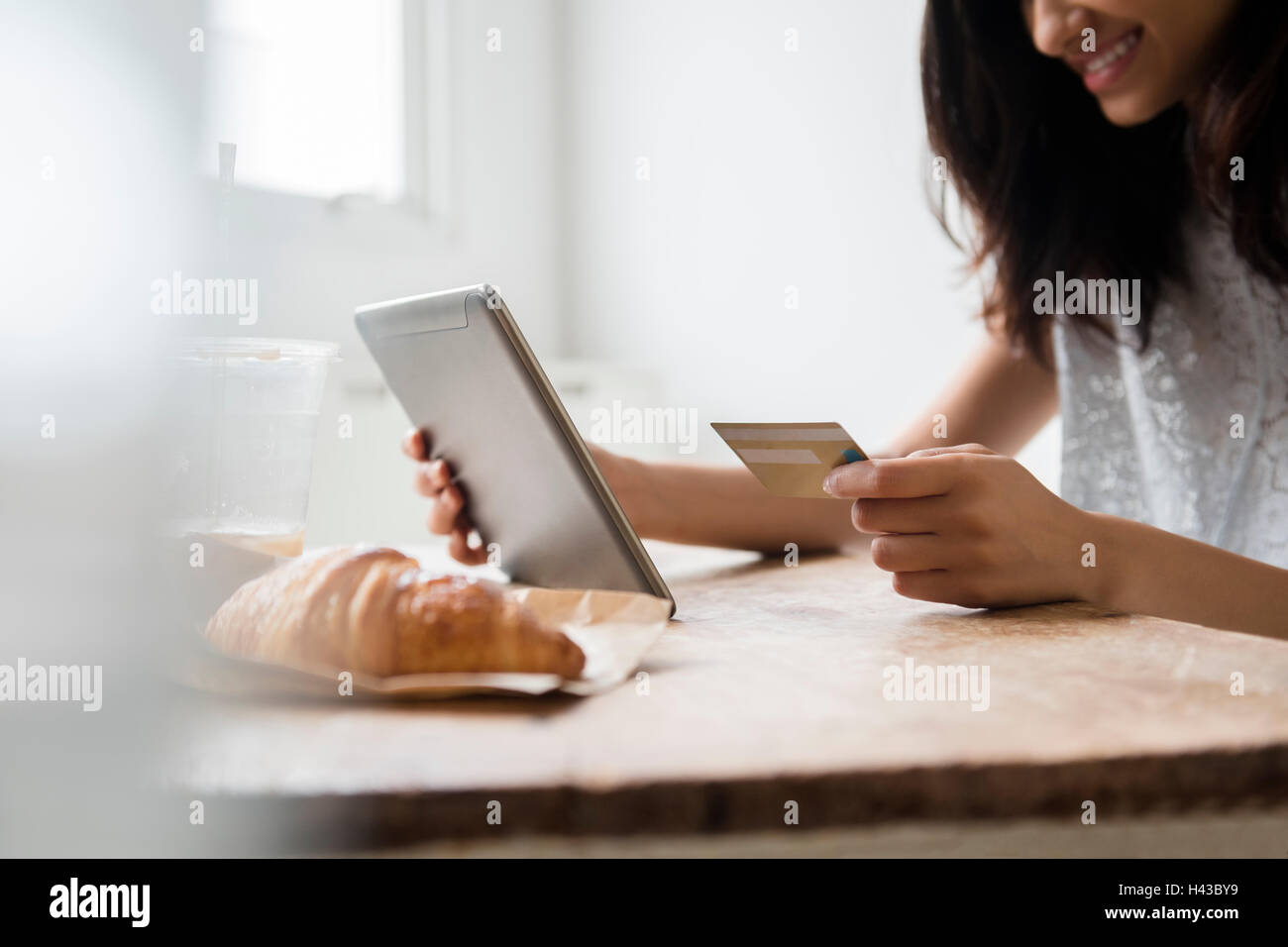 Gemischte Rennen Frau online-shopping mit Kreditkarte Stockfoto