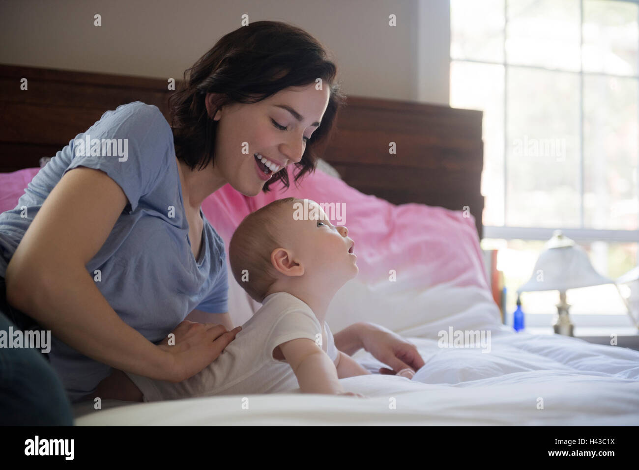 Kaukasische Mutter und Baby Sohn auf Bett Stockfoto