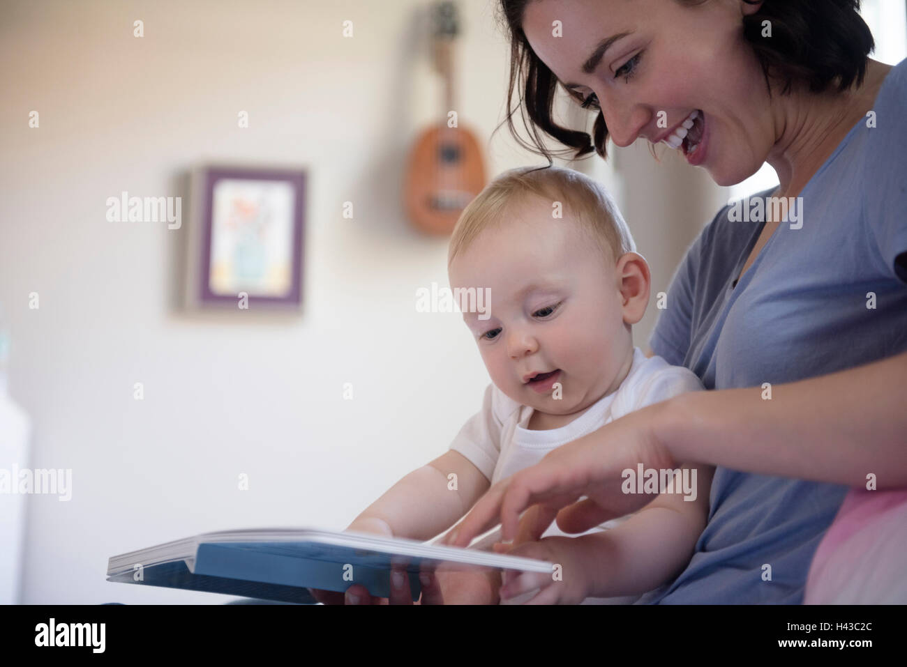 Kaukasische Mutter Lesebuch Baby Sohn Stockfoto