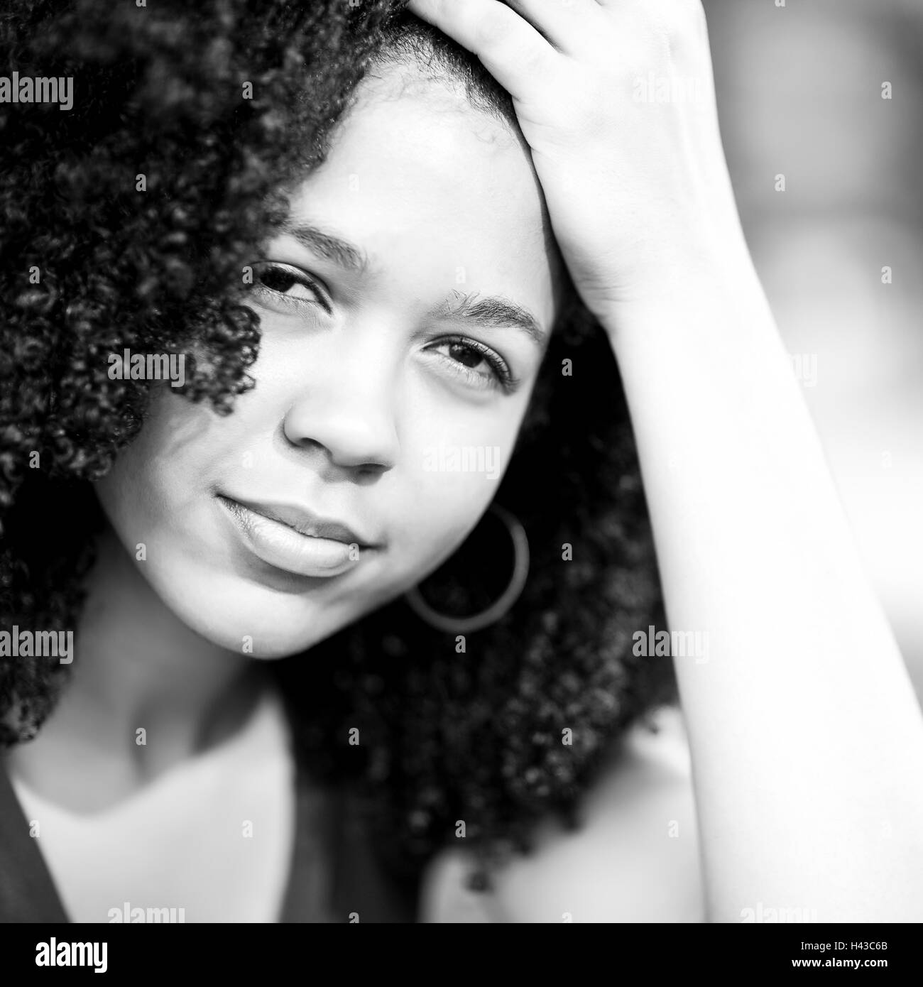 Porträt von Ernst Mixed Race Frau Stockfoto