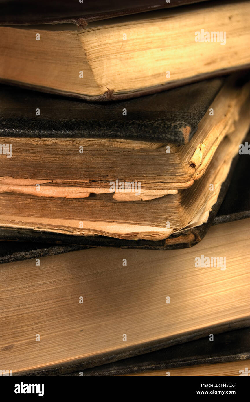 Alte im Alter von Grunge Vintage Bücher Closeup in Sepia, große detaillierte vertikale Nahaufnahme Stockfoto