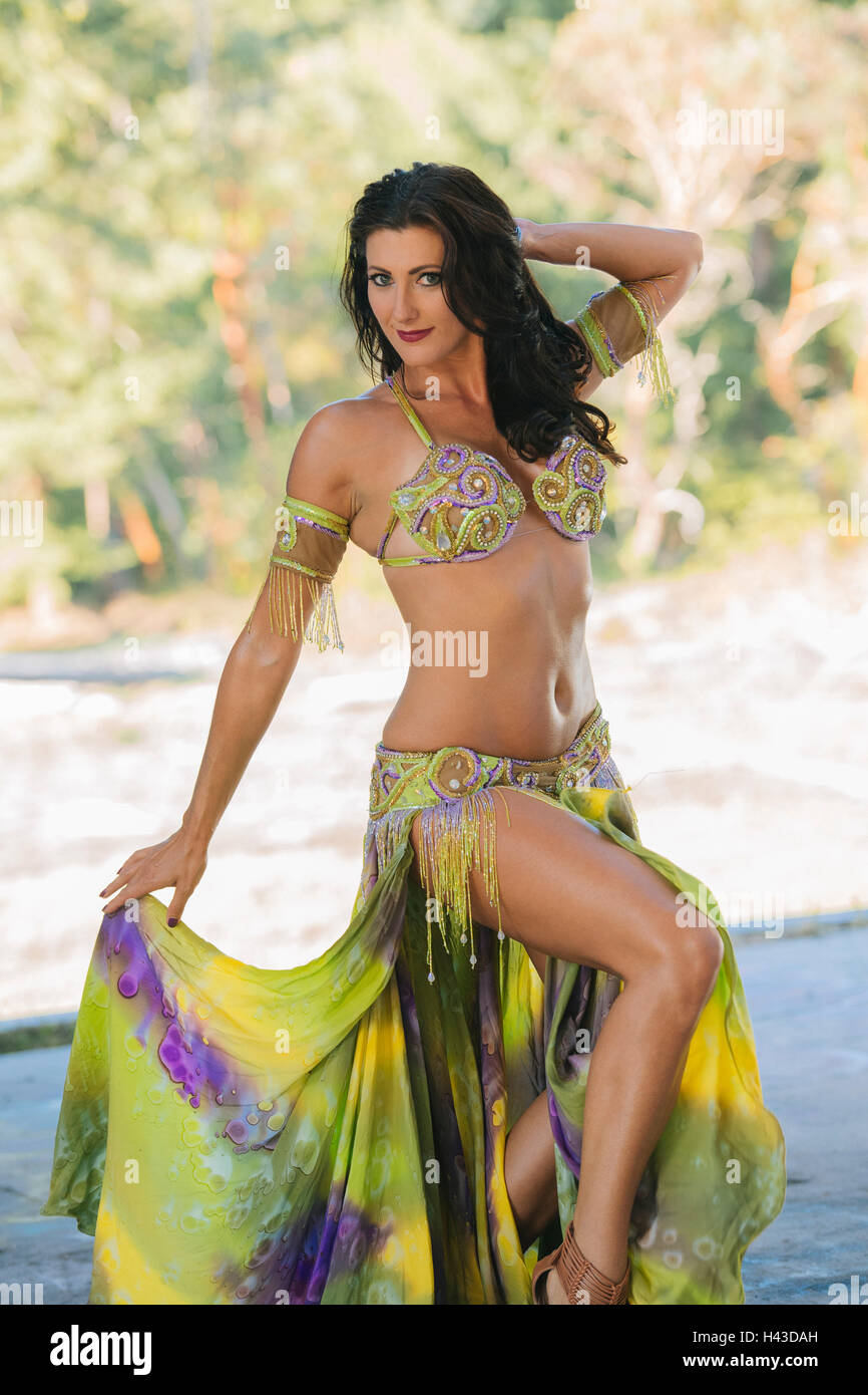 Bauchtänzerin posiert Holding Rock Stockfoto