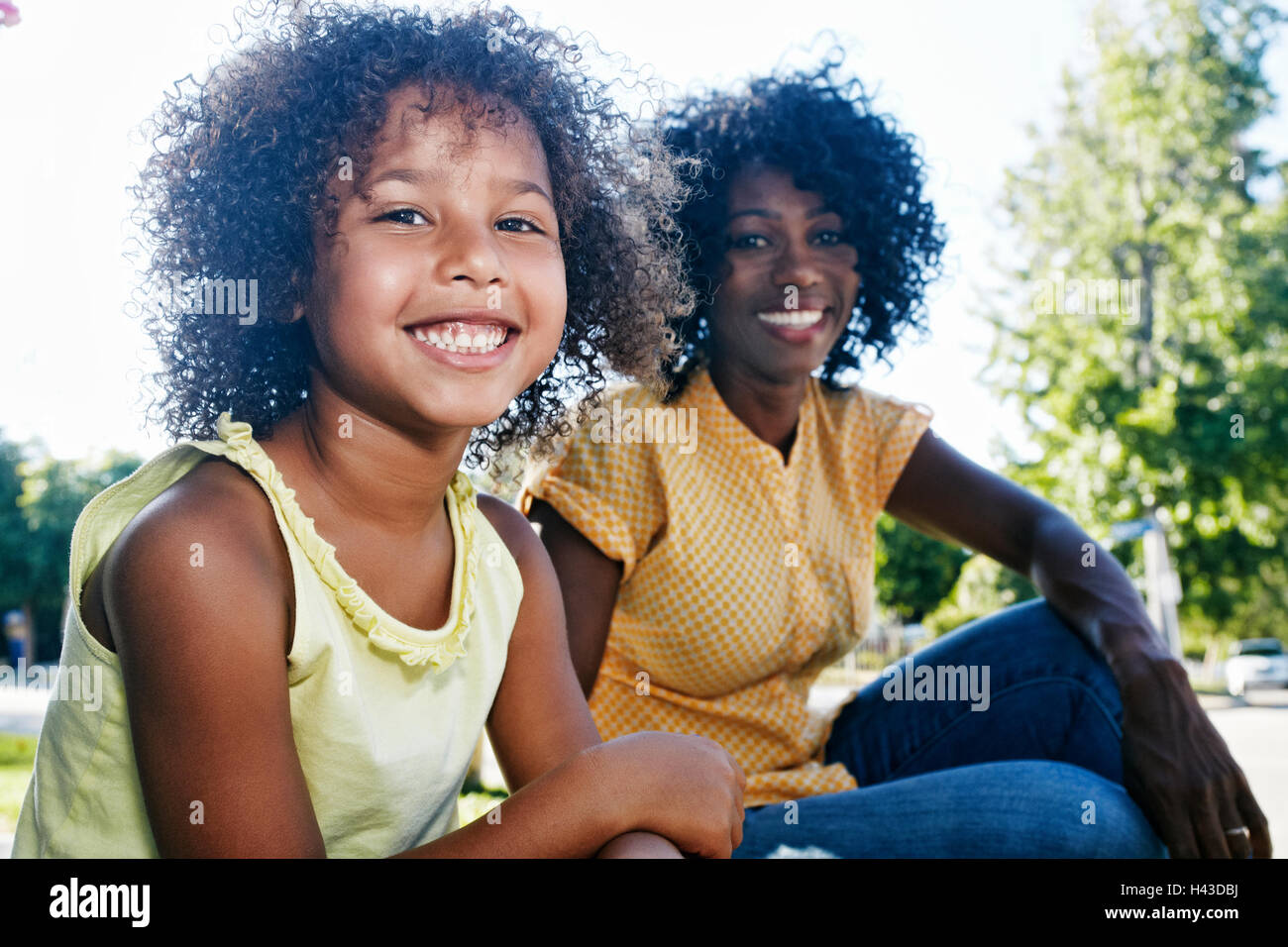 Mutter und Tochter lächelnd im freien Stockfoto