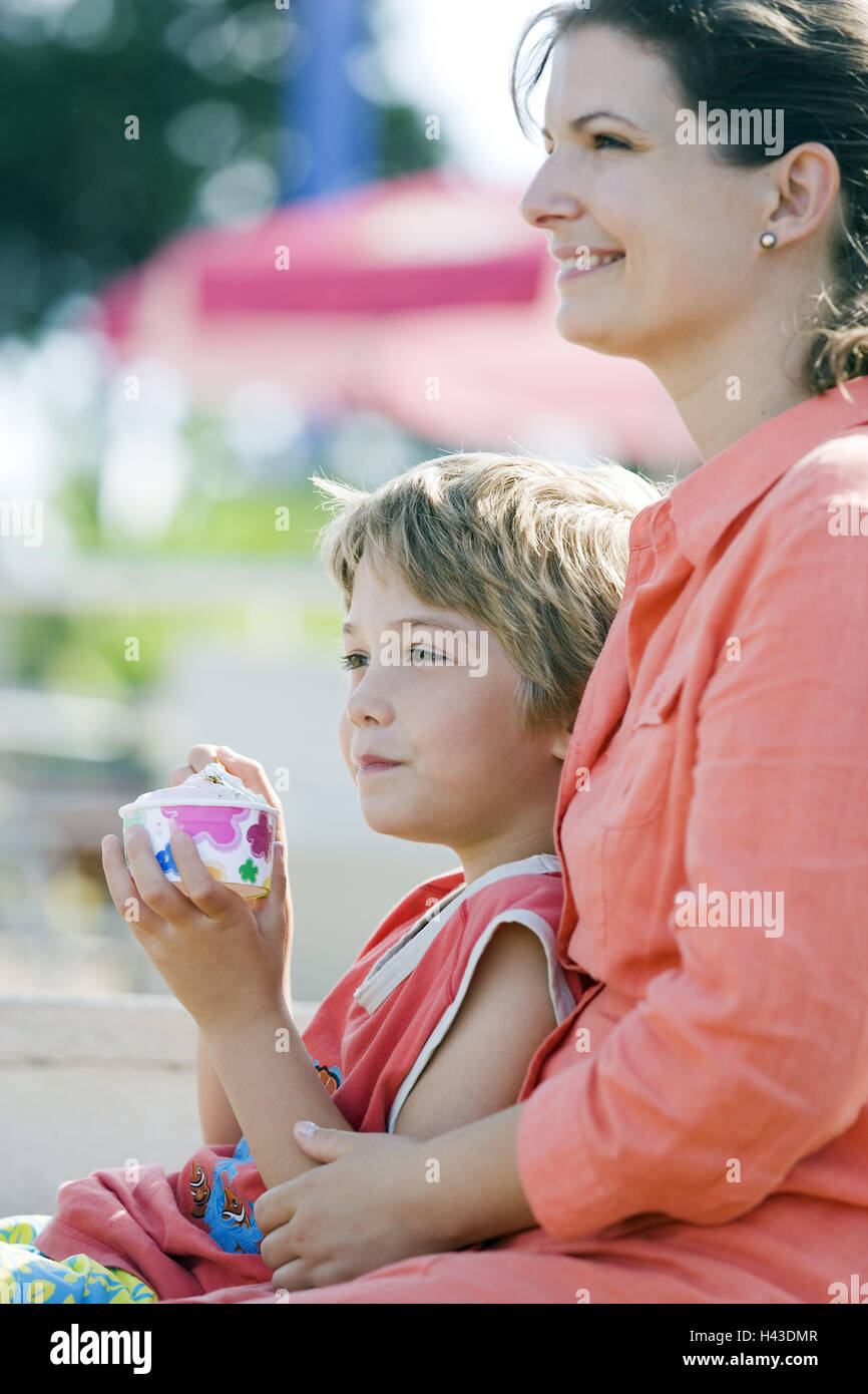 Mutter, junge, Eis essen, Entfernung, anzeigen Stockfoto