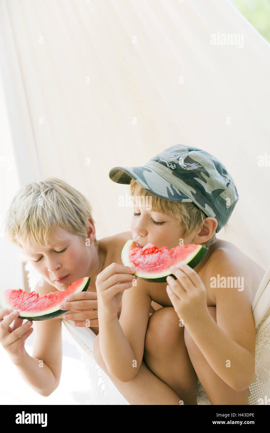 Jungs, zwei, Drilliche, Wassermelone, Essen, Hängematte, Modell veröffentlicht, Stockfoto