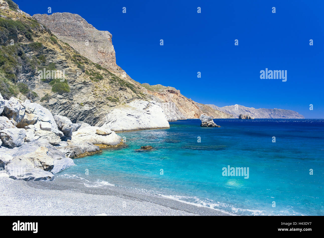 Türkisfarbenes Wasser, Agia Anna Beach, Amorgos Island, Kykladen, Griechenland Stockfoto