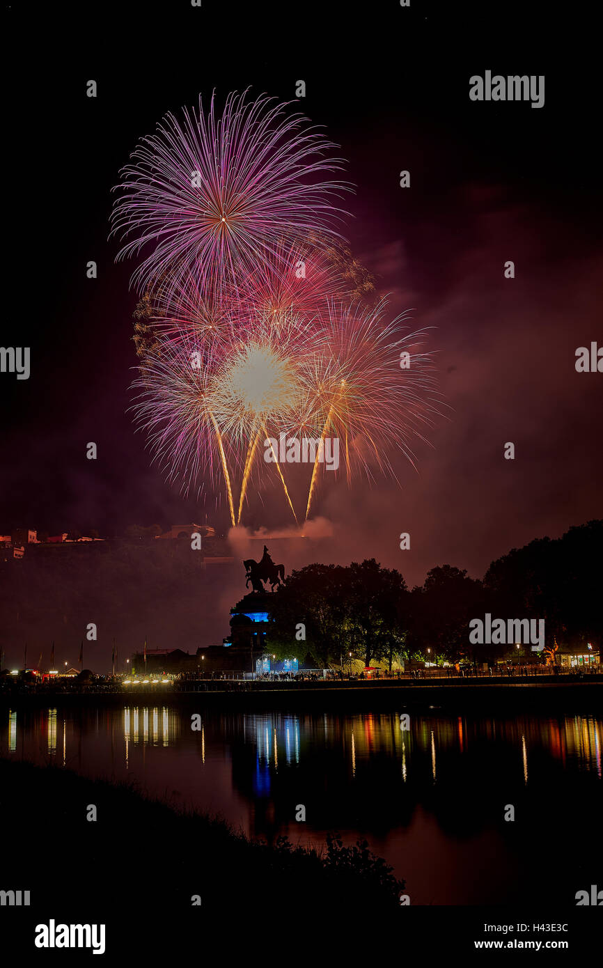 Buntes Feuerwerk auf der Festung Ehrenbreitstein, Koblenz-Sommerfest, Rhein in Flammen, Rhein in Flammen 2016, deutsche Stockfoto
