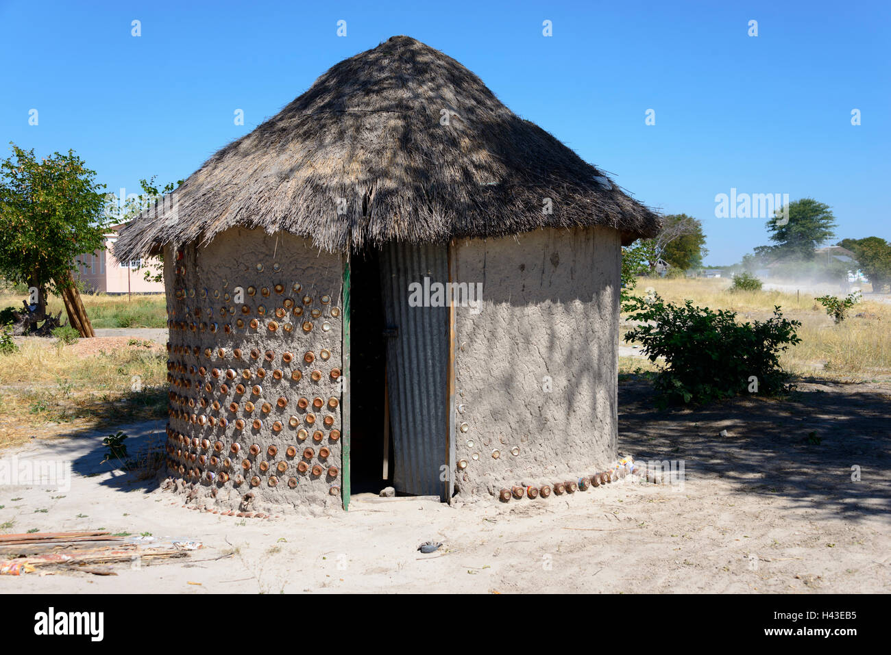 Einfache strohgedeckten Hütte, Khwai Village, Botswana Stockfoto