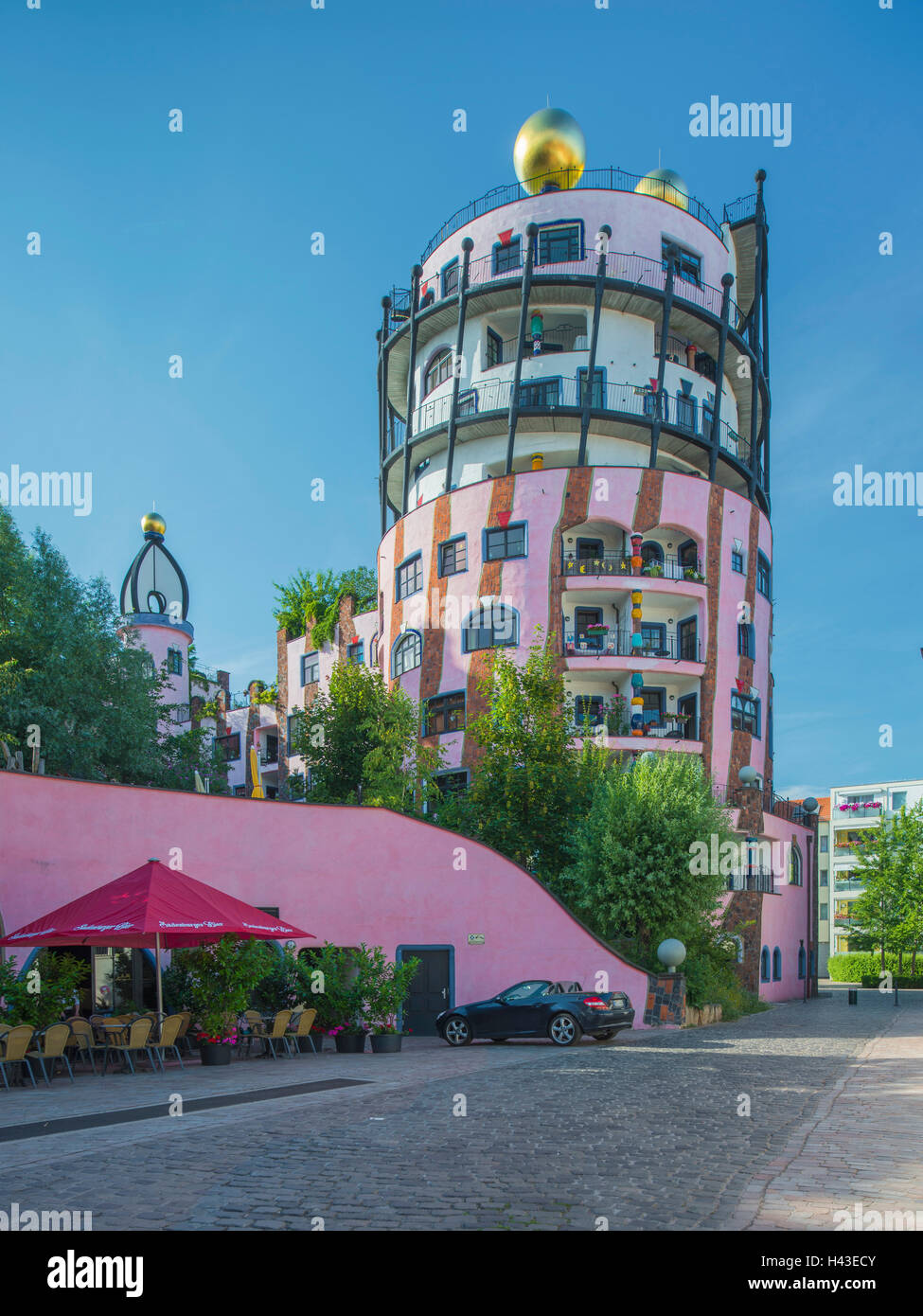 Die Grüne Zitadelle, Gebäude von Friedensreich Hundertwasser, 2005 Magdeburg, Sachsen-Anhalt, Deutschland Stockfoto