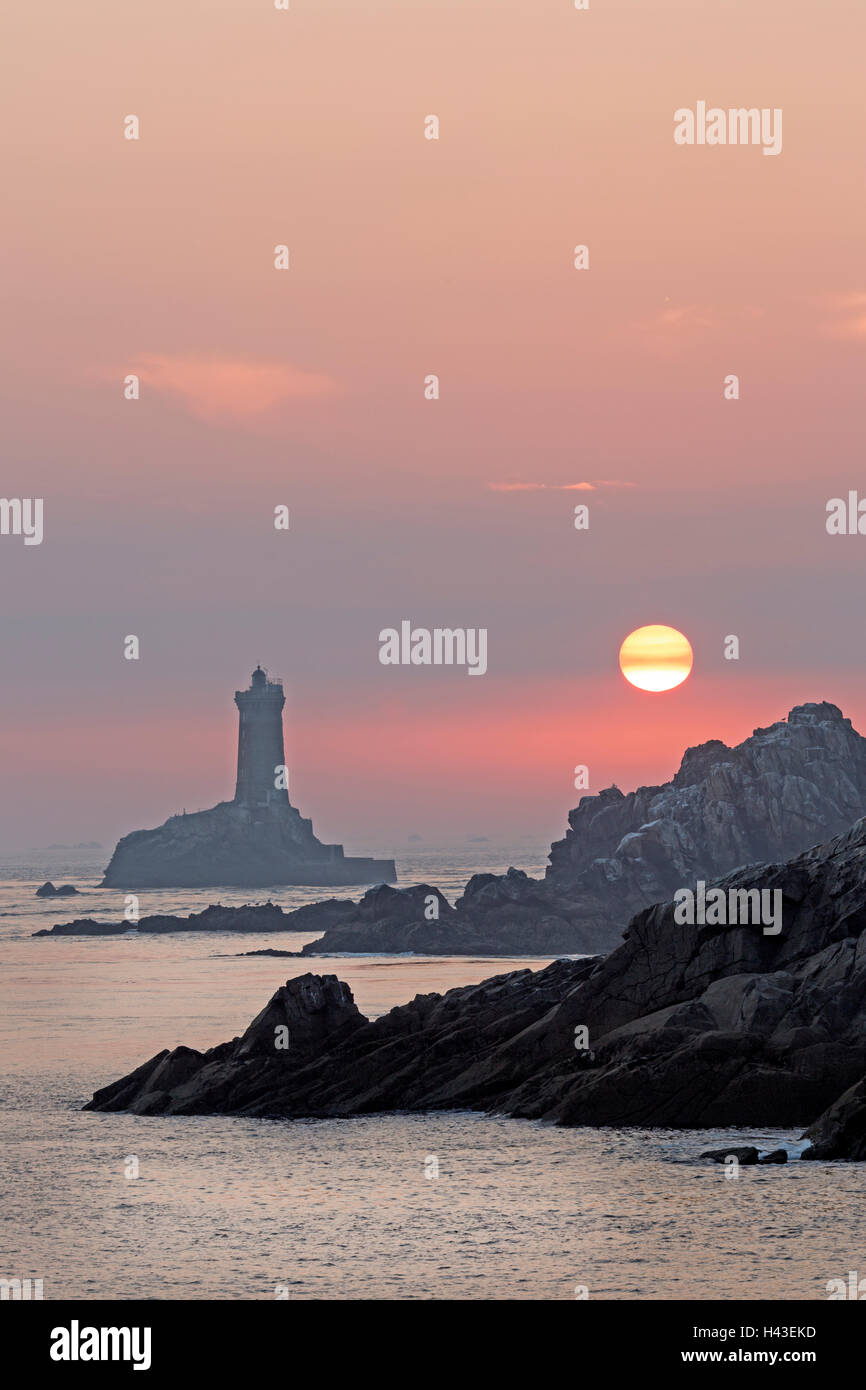 Pointe du Raz mit Leuchtturm bei Sonnenuntergang, Sizun, Bretagne, Frankreich Stockfoto