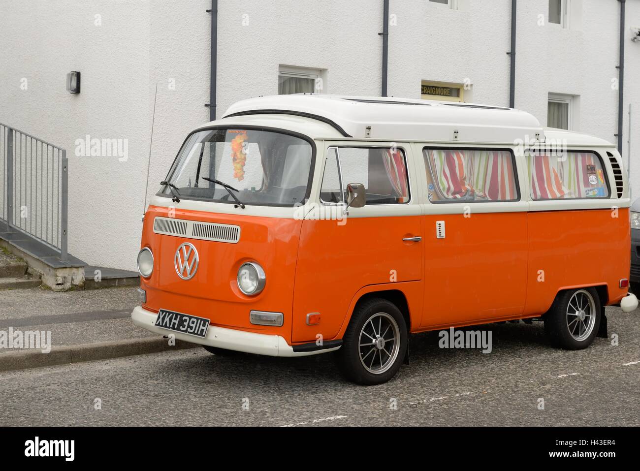 Orange-Volkswagen Wohnmobil in Schottland, Großbritannien. Stockfoto