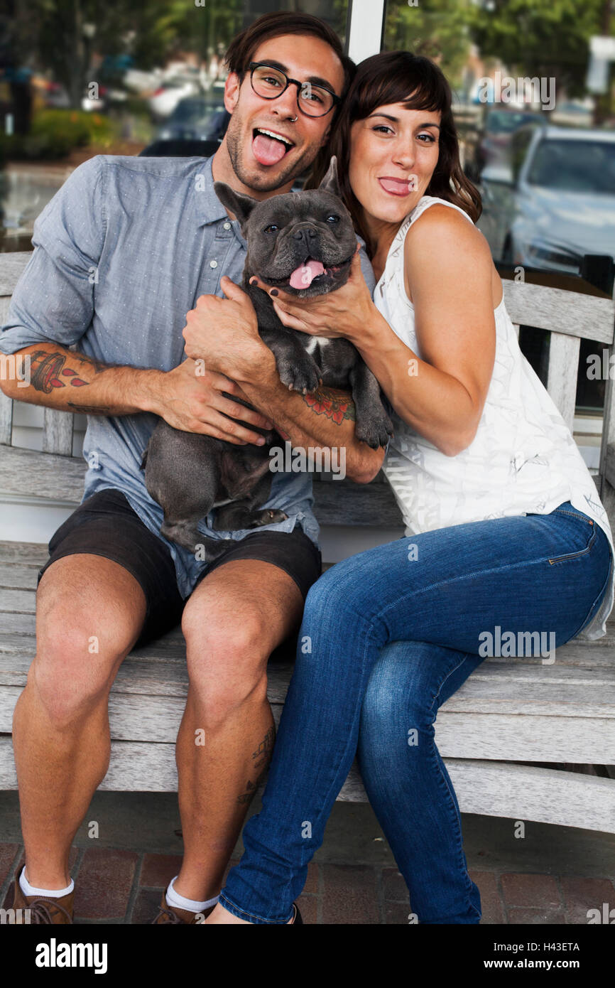 Kaukasische paar imitieren Hund mit Zunge heraus Stockfoto