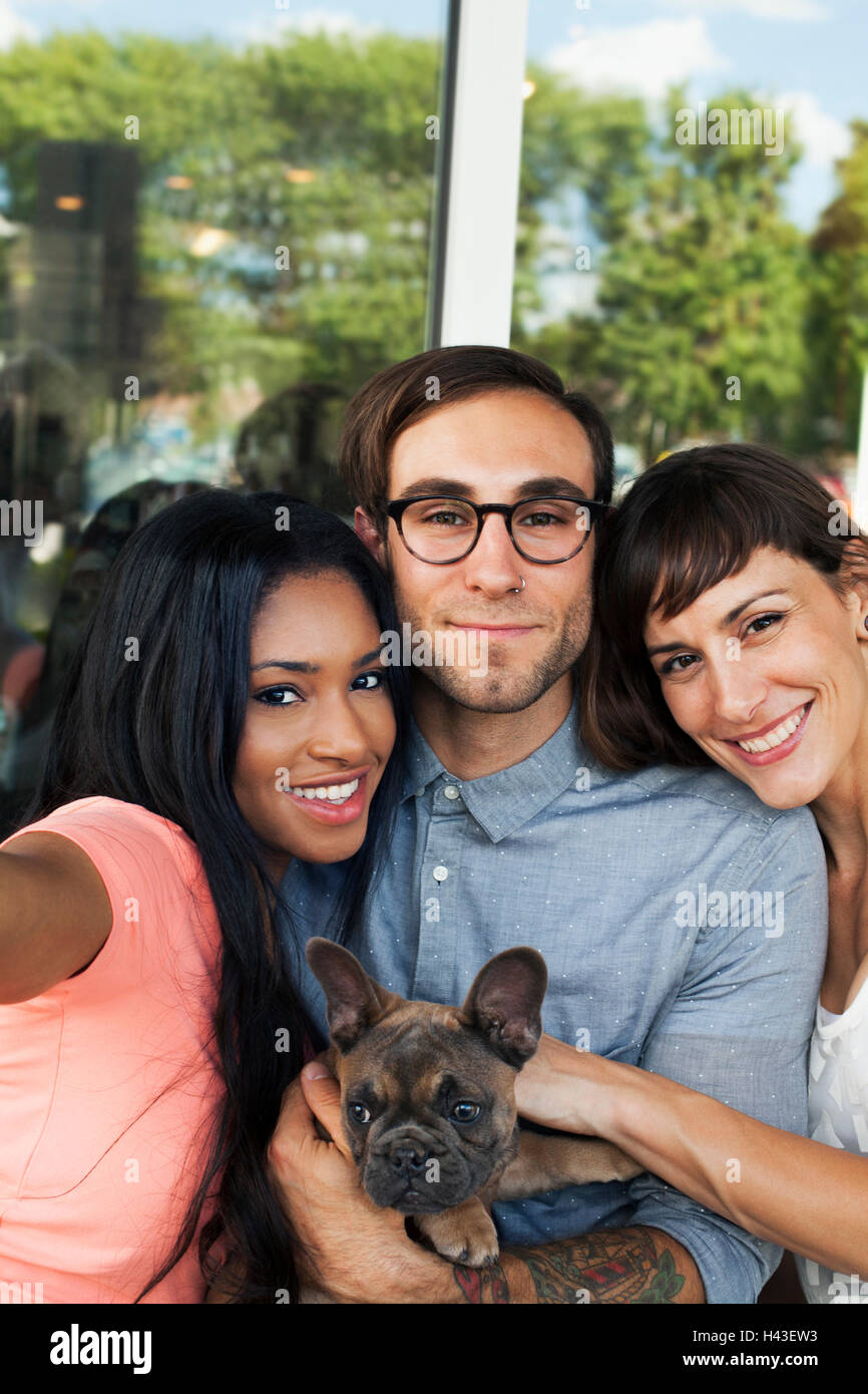 Freunde mit Hund für Selfie posiert Stockfoto