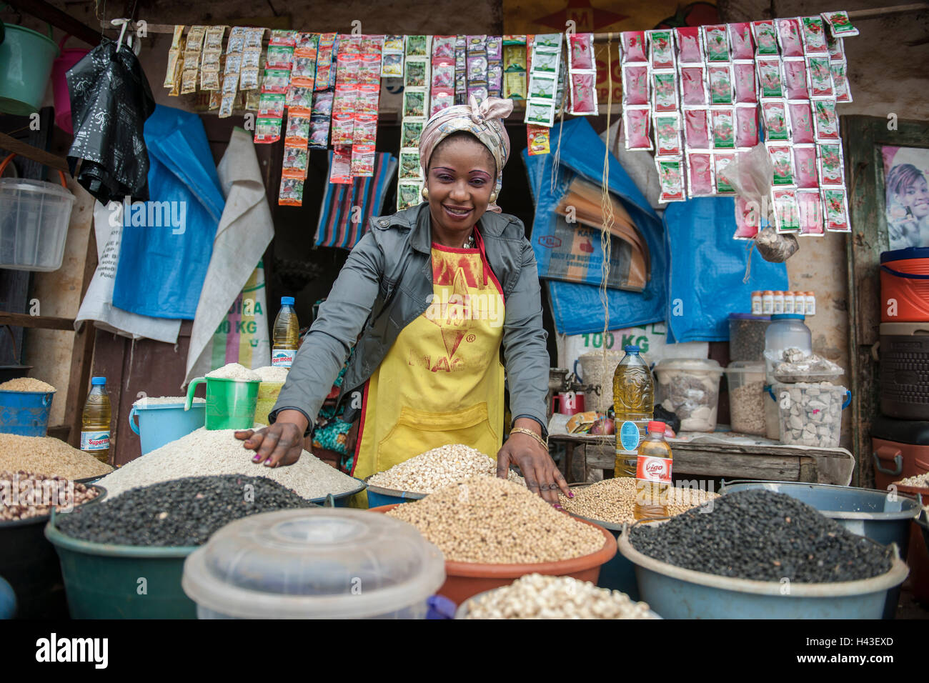 Verkäuferin, Marktstand, Fundong, Northwest Region, Kamerun, Afrika Stockfoto