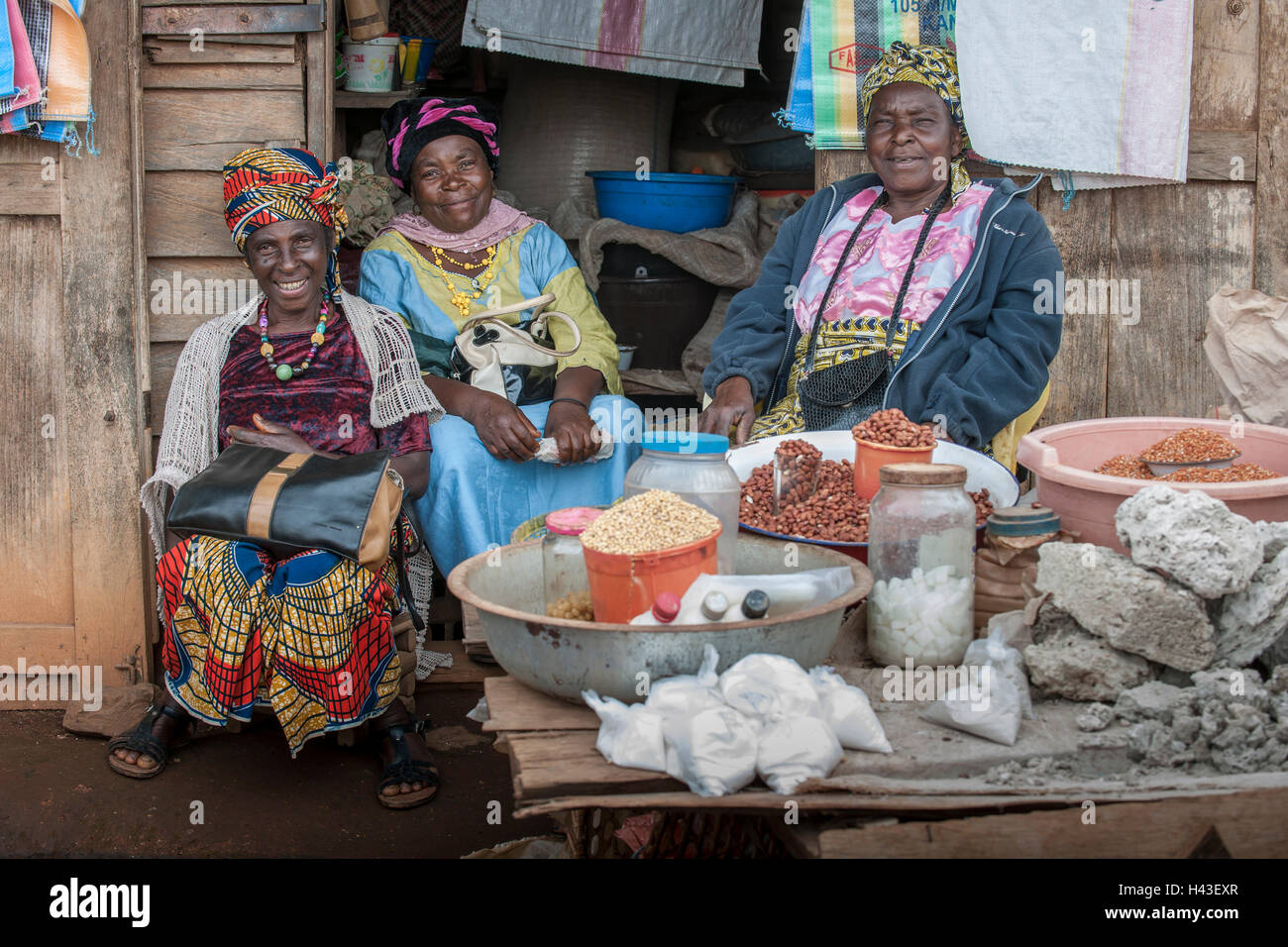 Verkäuferinnen sitzen am Markt Abwürgen, Fundong, Nordwest-Region, Kamerun, Afrika Stockfoto