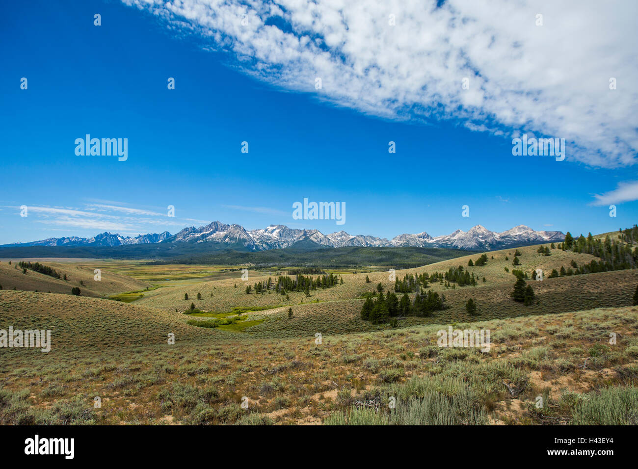 Fernen Bergkette und hügelige Landschaft Stockfoto