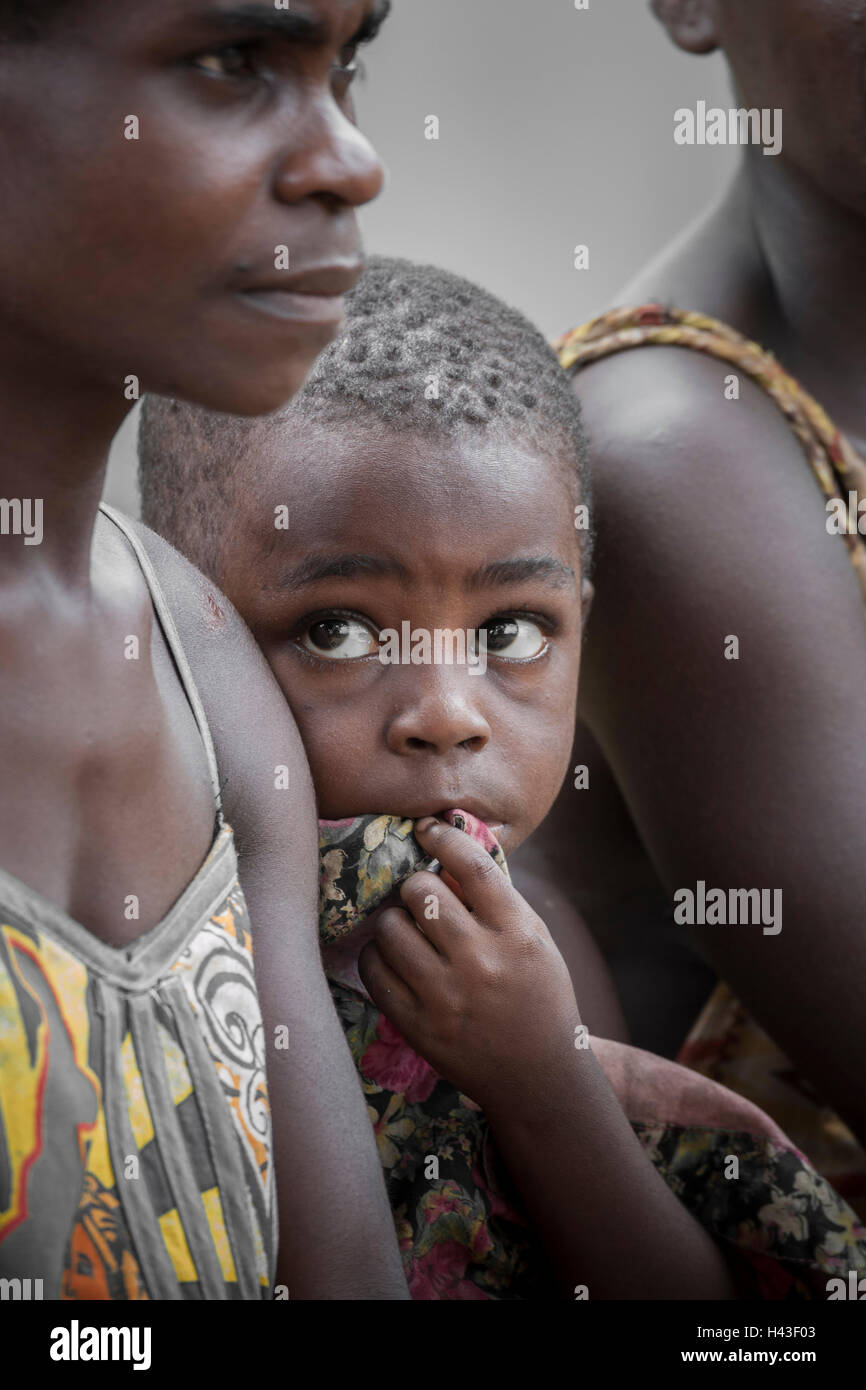 Pygmäen Frau und Kind, Menschen der Baaka, oder Baka oder Ba'aka, Grand Batanga, Region Süd, Kamerun Stockfoto