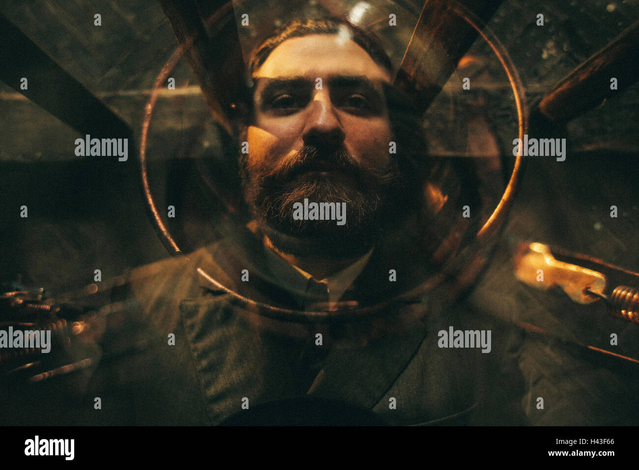 Kaukasischen Mann Verlegung unter Glastisch Stockfoto