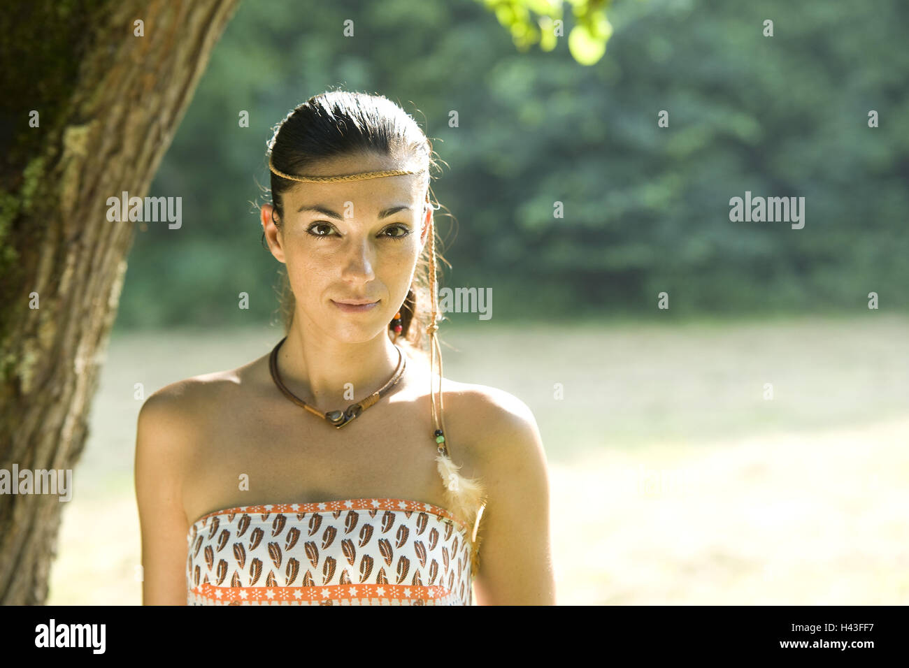 Frau, junge, Kleid, Stirnband, Baum, Rückfahrkamera, Porträt, Stockfoto