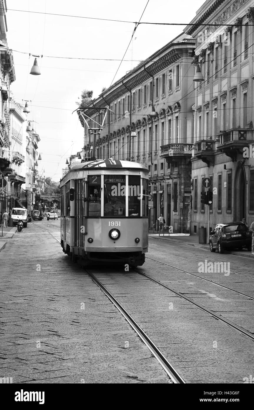 Italien, Mailand, Straßenszene, Straßenbahn Straße, s/w, Stockfoto