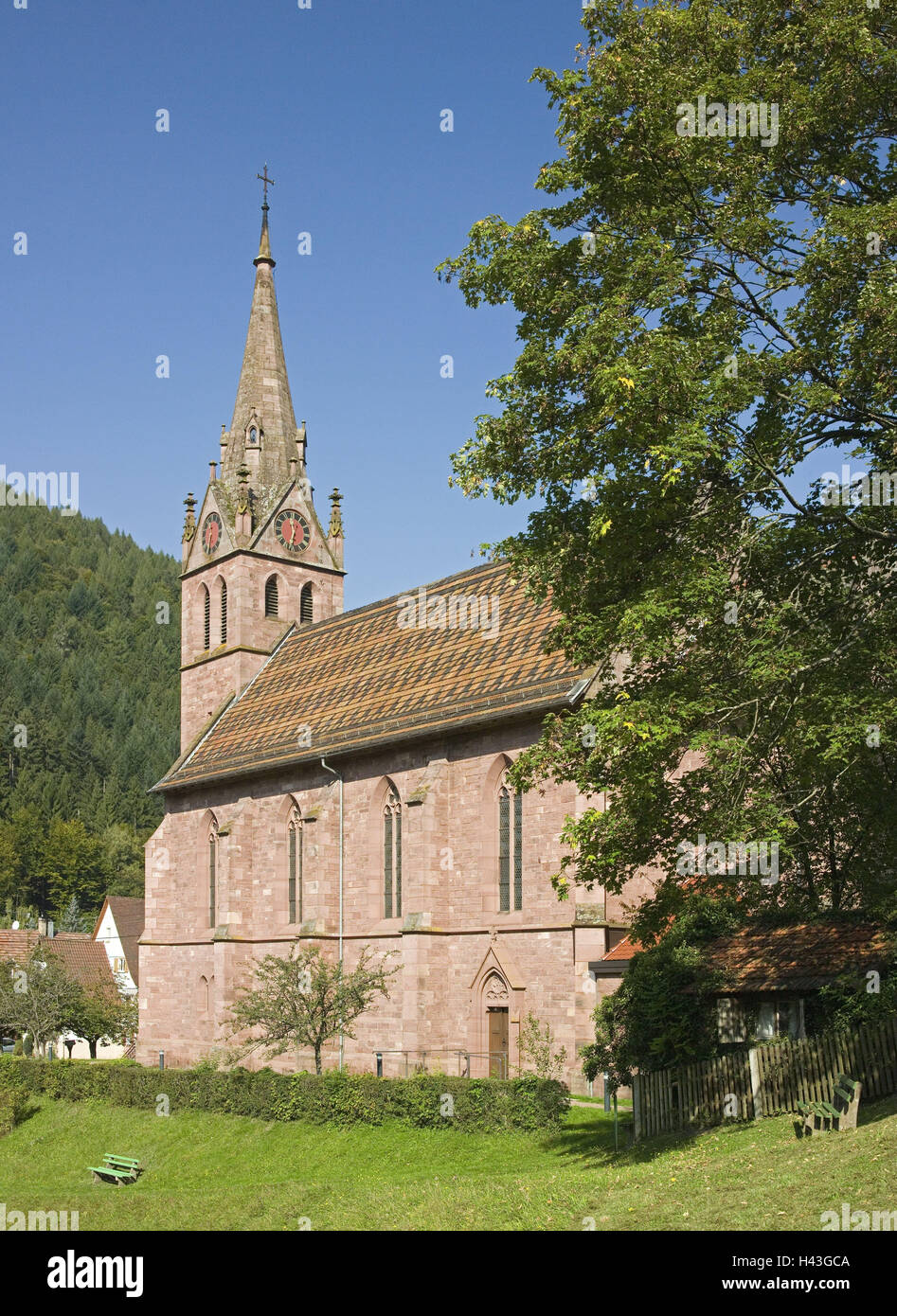 Deutschland, Baden-Wurttemberg, Gerichte, die Enz, Kirche, Sommer, Schwarzwald, Enztal, Pfarrkirche, evangelische, neue Gothic, Architektur, Ort von Interesse, Reiseziel, Tourismus, Stockfoto