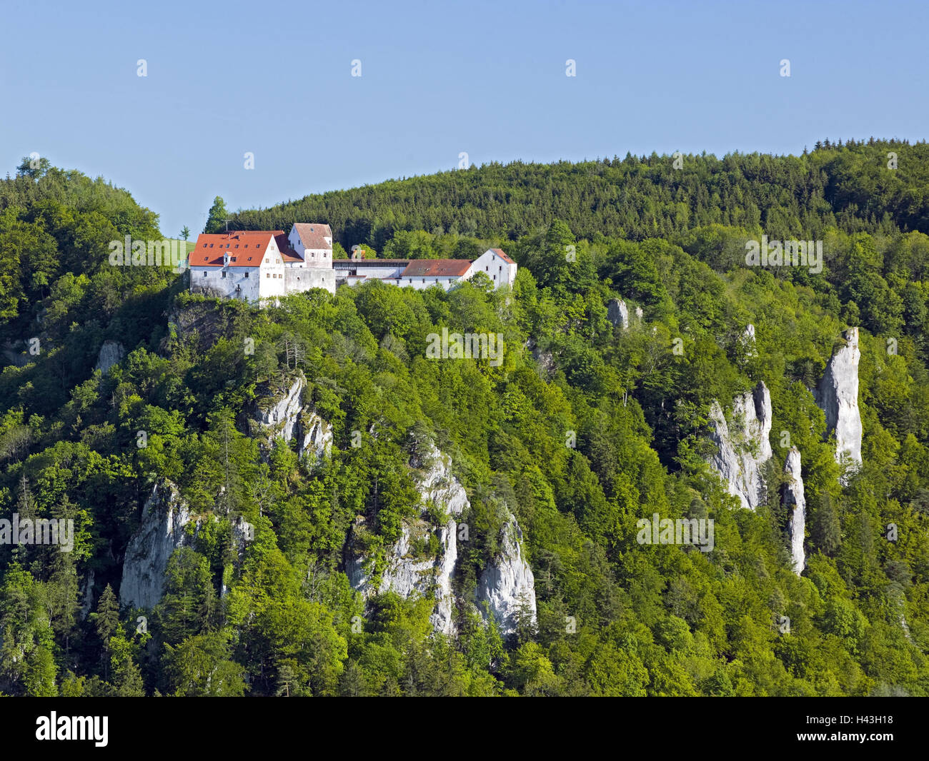 Deutschland, Baden-Wurttemberg, Leibertingen, Jugendherberge Burg wilde ist Stein, Donautal, Berge, Hügel, Felsen, Höhe Burg, Jugendherberge, Gebäude, Struktur, Reiseziel, Tourismus, Urlaub, Sommer, Berg Holz, Abgeschiedenheit, Idylle, Ruhe, Stockfoto