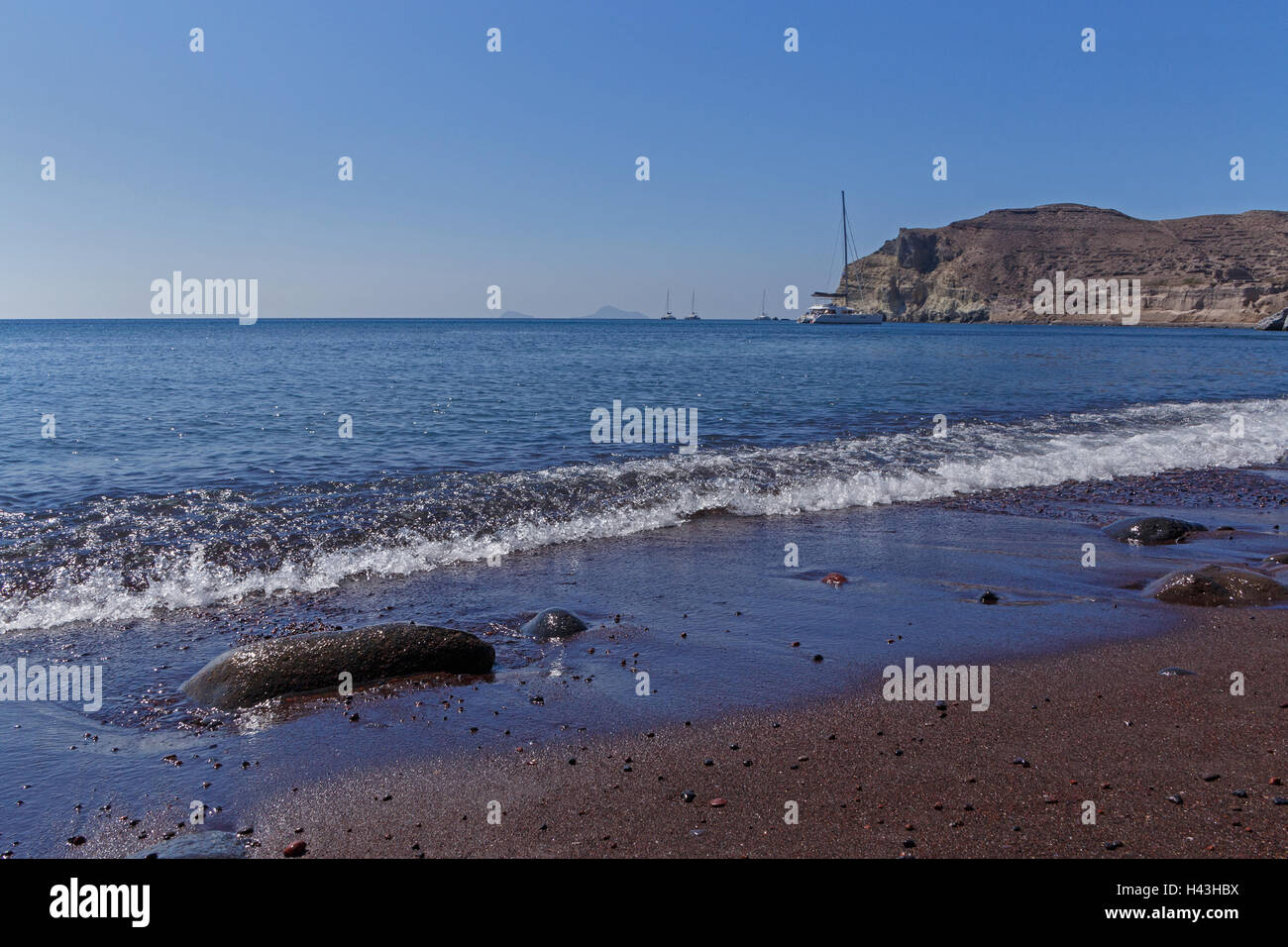 Blick auf die Ägäis und Red Beach auf Santorini Stockfoto