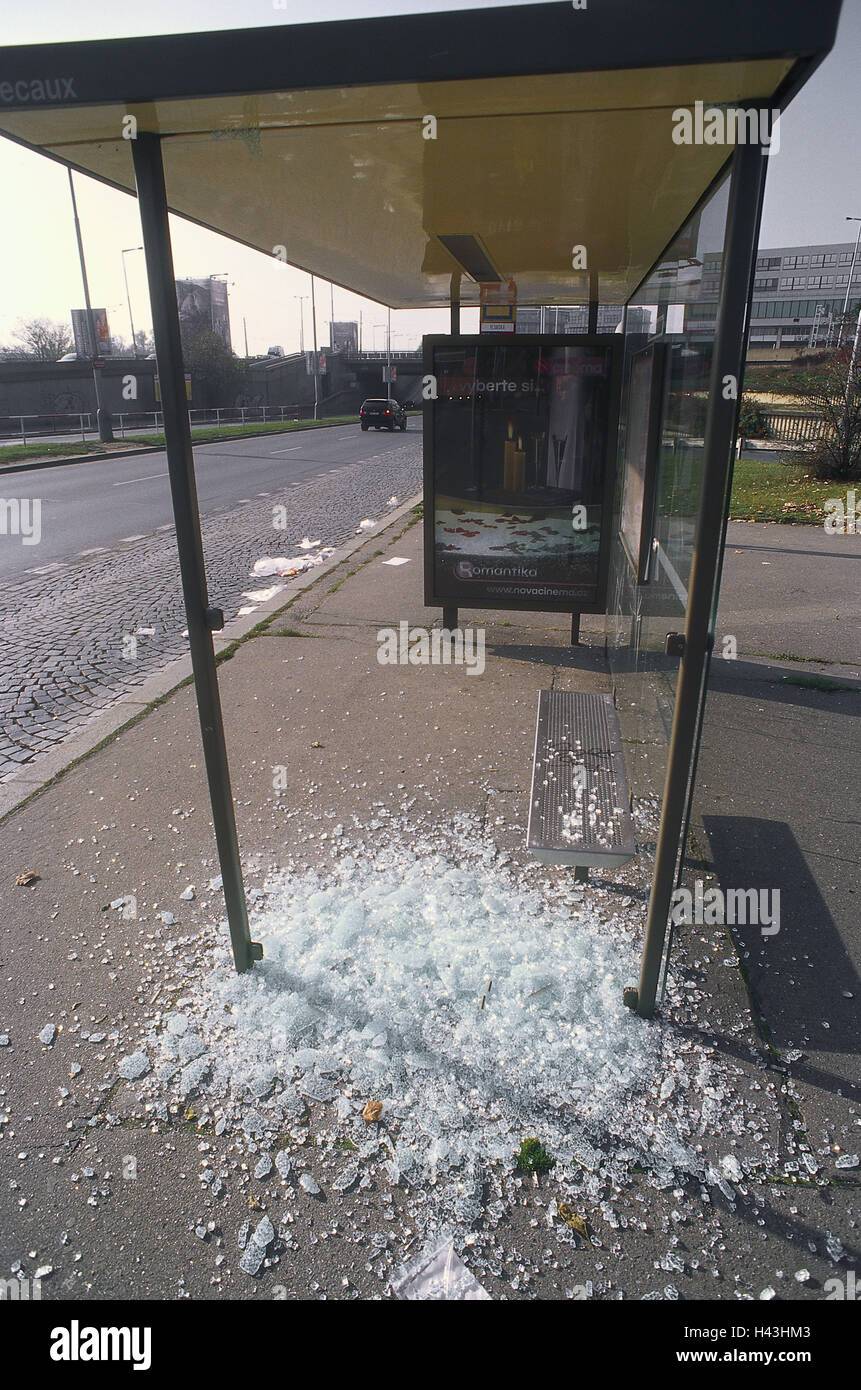 Tschechien, Bushaltestelle, Glasbruch, Vandalismus, Stadt, Hauptstadt, Stop, verlassenen, gebrochen, Aufruhr, Fensterscheibe, Glas, zerbrochen, zerstört, Zerstörung Wut, Zerstörung, Beschädigung, Glasscherben, Sicherheitsglas, Stockfoto