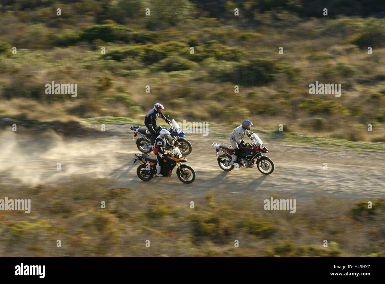 drei Motorradfahrer, BMW GS, Schotterweg, Stockfoto