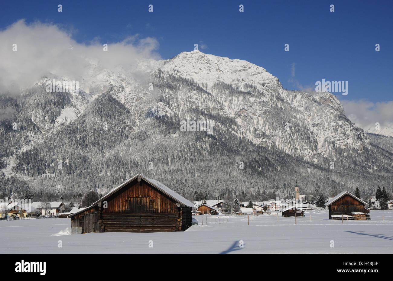 Deutschland, Oberbayern, Garmisch-Partenkirchen, Scheune Wiesen, Kramer, winter, Bayern, Werdenfels, Wiese, Schnee, hölzerne Scheune, Stall, Kirchturm, Berg, Nebelschwaden, Winterlandschaft, winterliche, niemand, Himmel, blau, Stockfoto