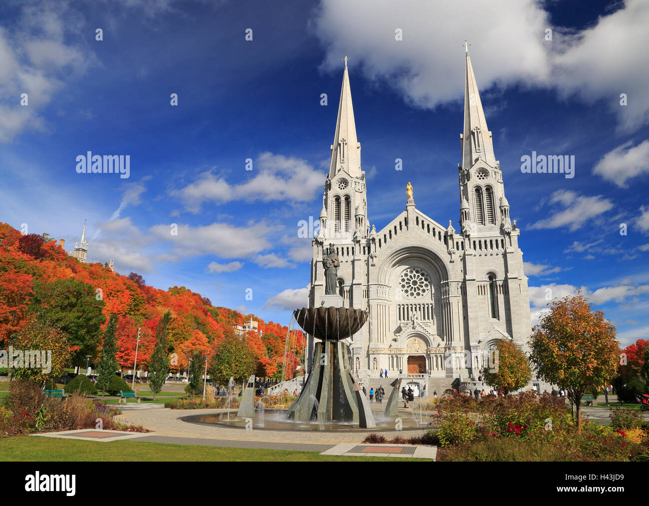 Basilika von Sainte-Anne-de-Beaupre mit Herbstfarben im Hintergrund, Quebec, Kanada Stockfoto