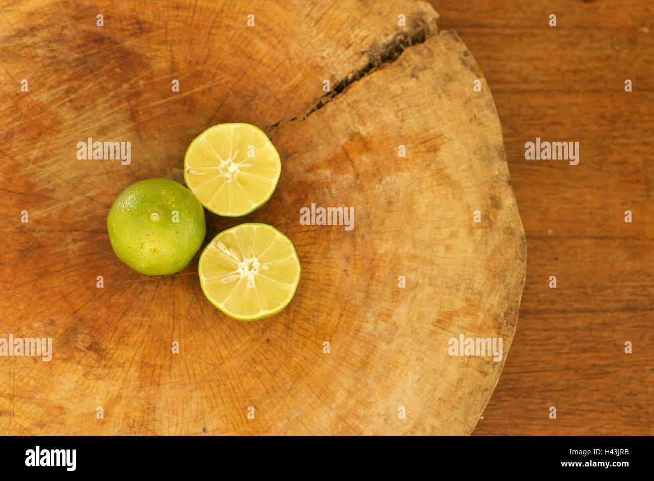 Key Lime auf Cutting Board Top View close-up Key Lime auf Holzbrett auf Holztisch. Textfreiraum Stockfoto