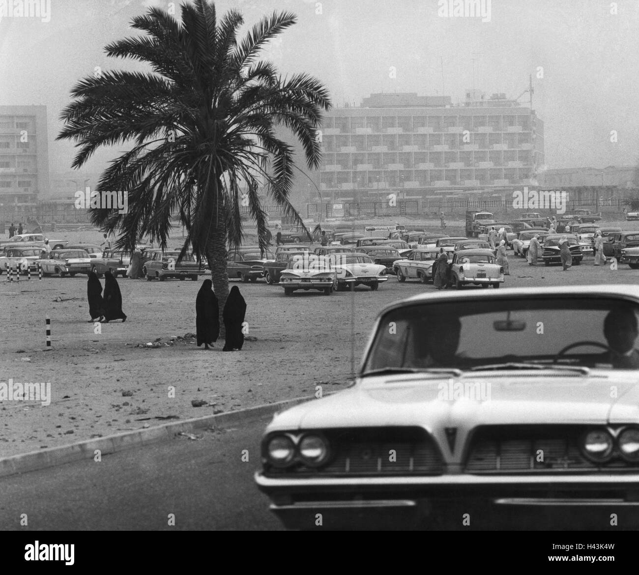 Kuwait, Stadtansicht, Parkplatz, Passanten, Auto, s/w, Stockfoto