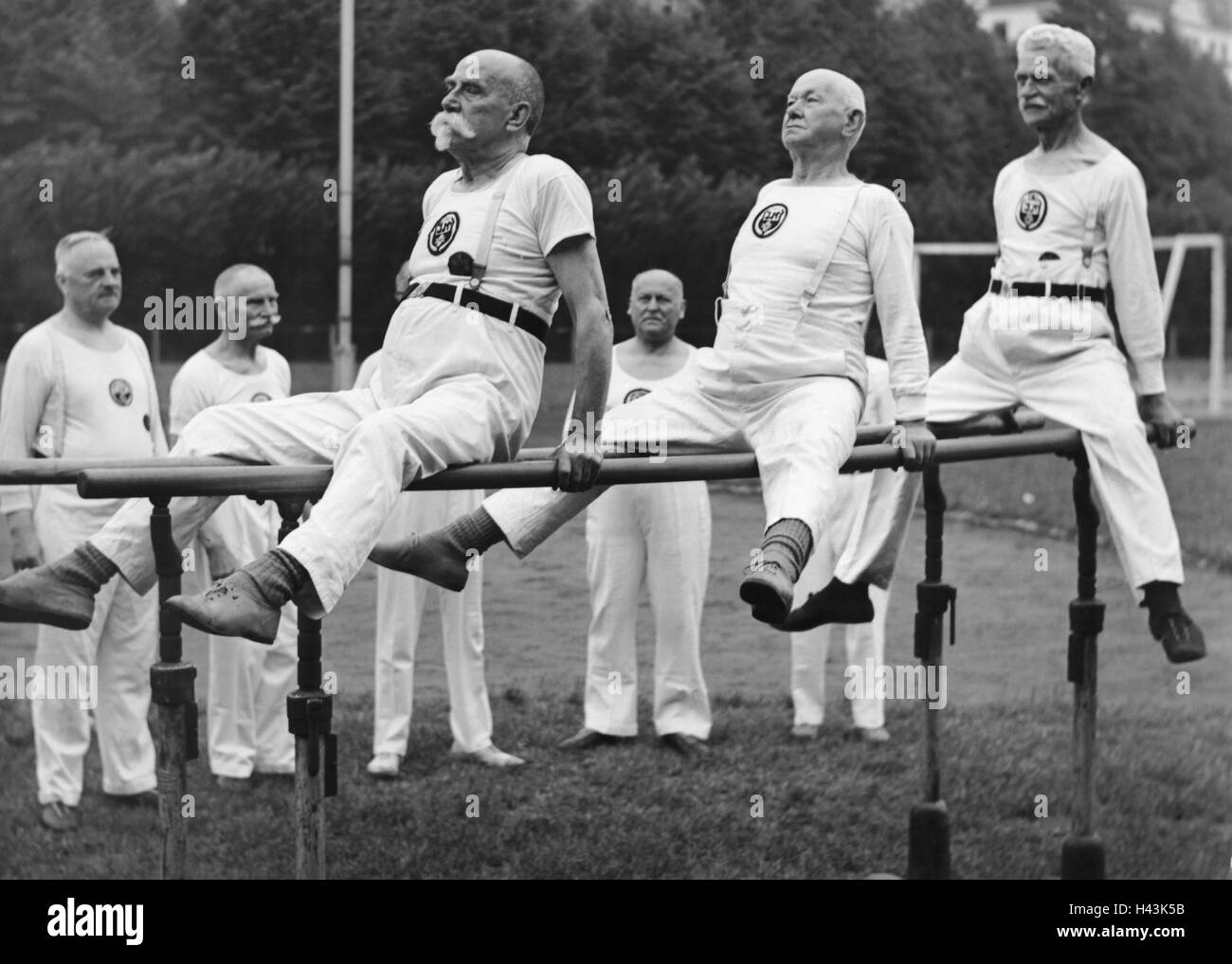 Deutschland, Berlin-Neukölln, Turnverein, geriatrische Kader Turnier, Senioren, Barren, s/w, Sportplatz, Sport, Club Sport, Club, Turnier, Wettbewerb, Turnverein Jahn 1865, Senioren Kader, Person, Turner, Sportler, Turnerin des s Stockfoto