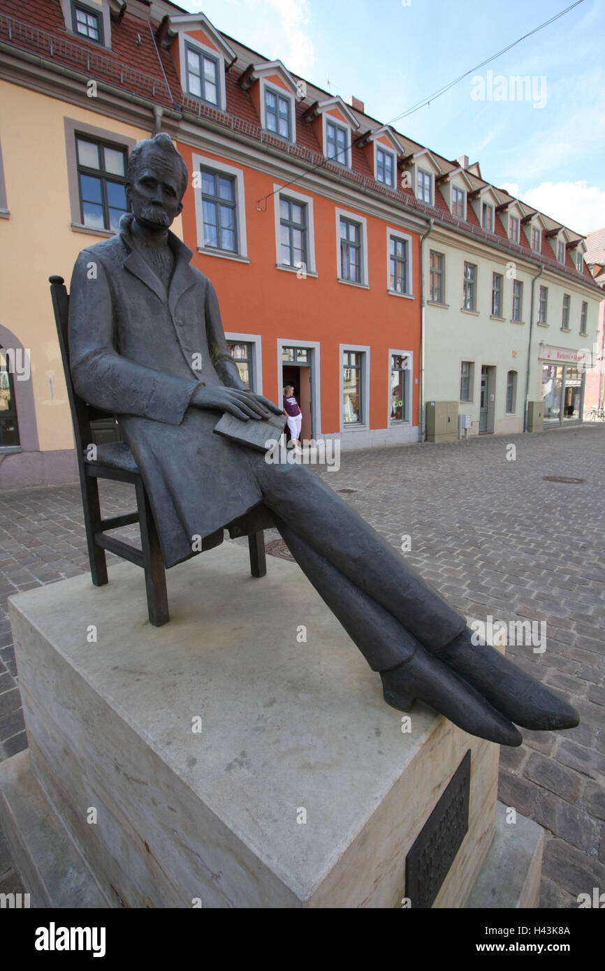 Deutschland, Sachsen-Anhalt, Burg Naum, Nietzsche Denkmal, Terrasse, Hausfassaden, andere Farbe, Denkmal, Erinnerung, Statue, Bronzestatue, Ort von Interesse, Reiseziel, Tourismus, Stockfoto