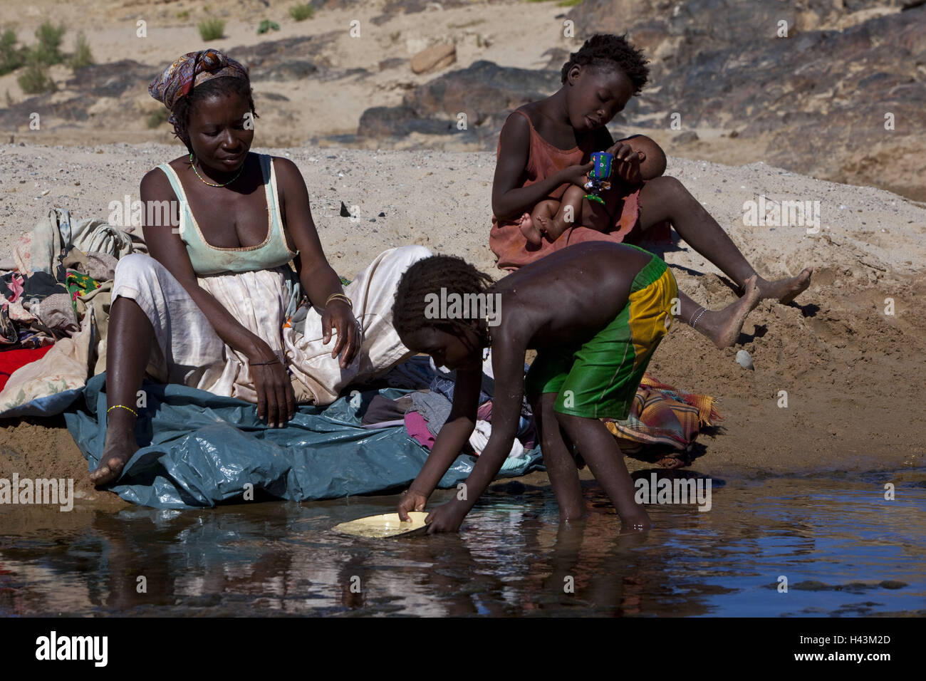 Afrika, Namibia, Region Kunene, Kaokoveld, Ort Puros, Stamm der Himba, einheimischen, Wäsche waschen, Stockfoto