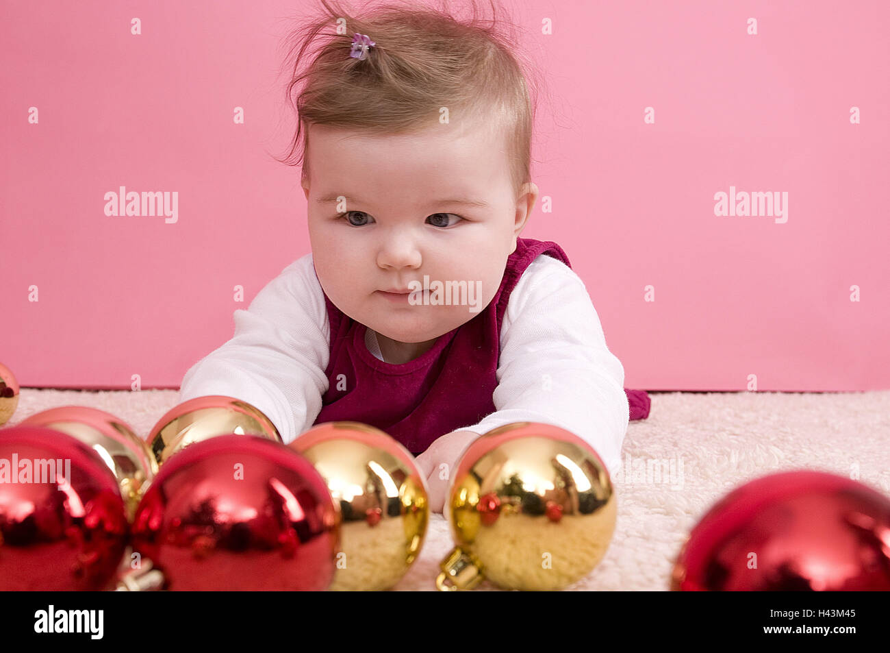 Kleinkind, Weihnachten Kugel spielen, Stockfoto